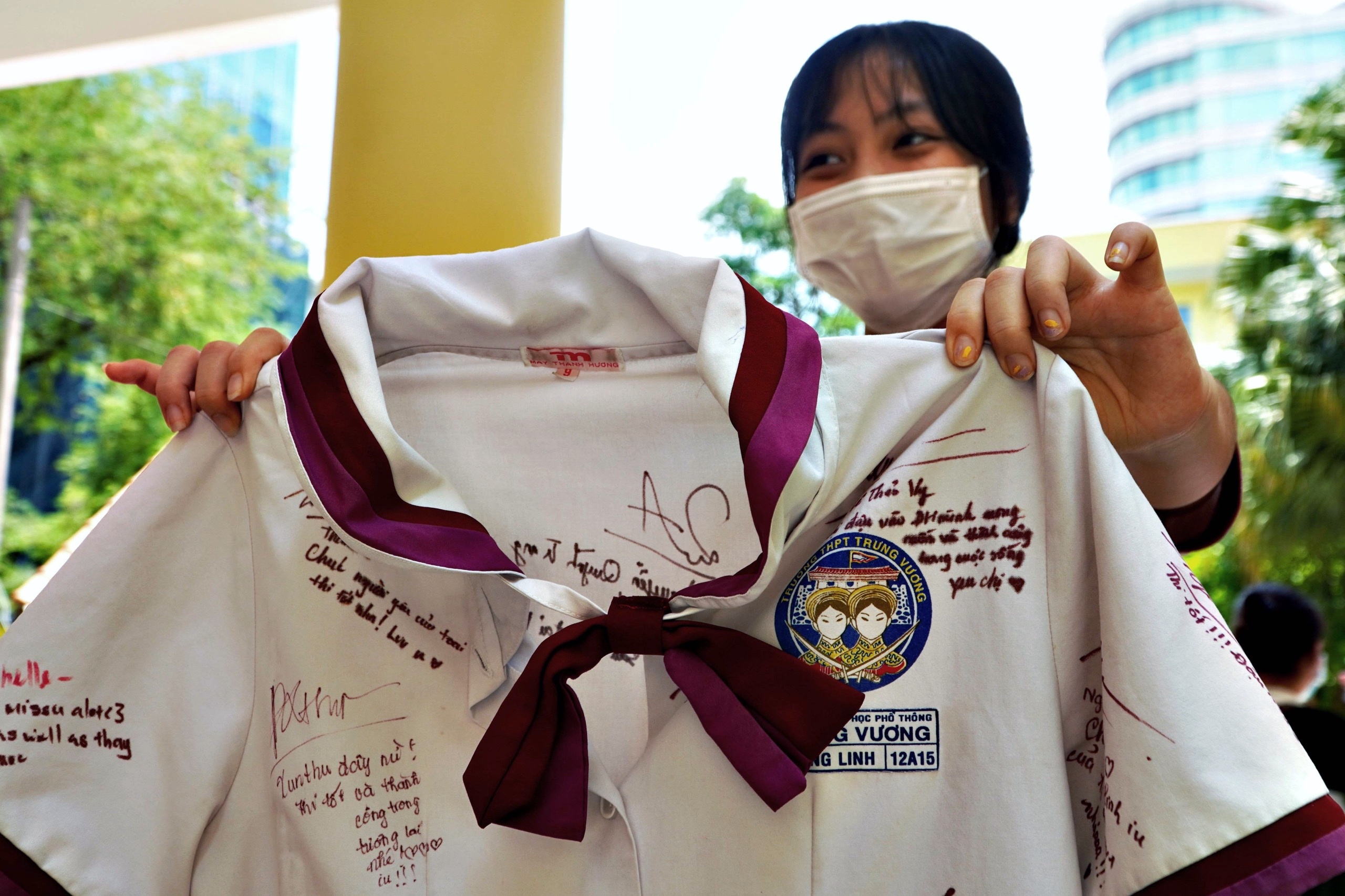 Hoc sinh lop 12 o TP.HCM tiec nuoi vi khong co le truong thanh hinh anh