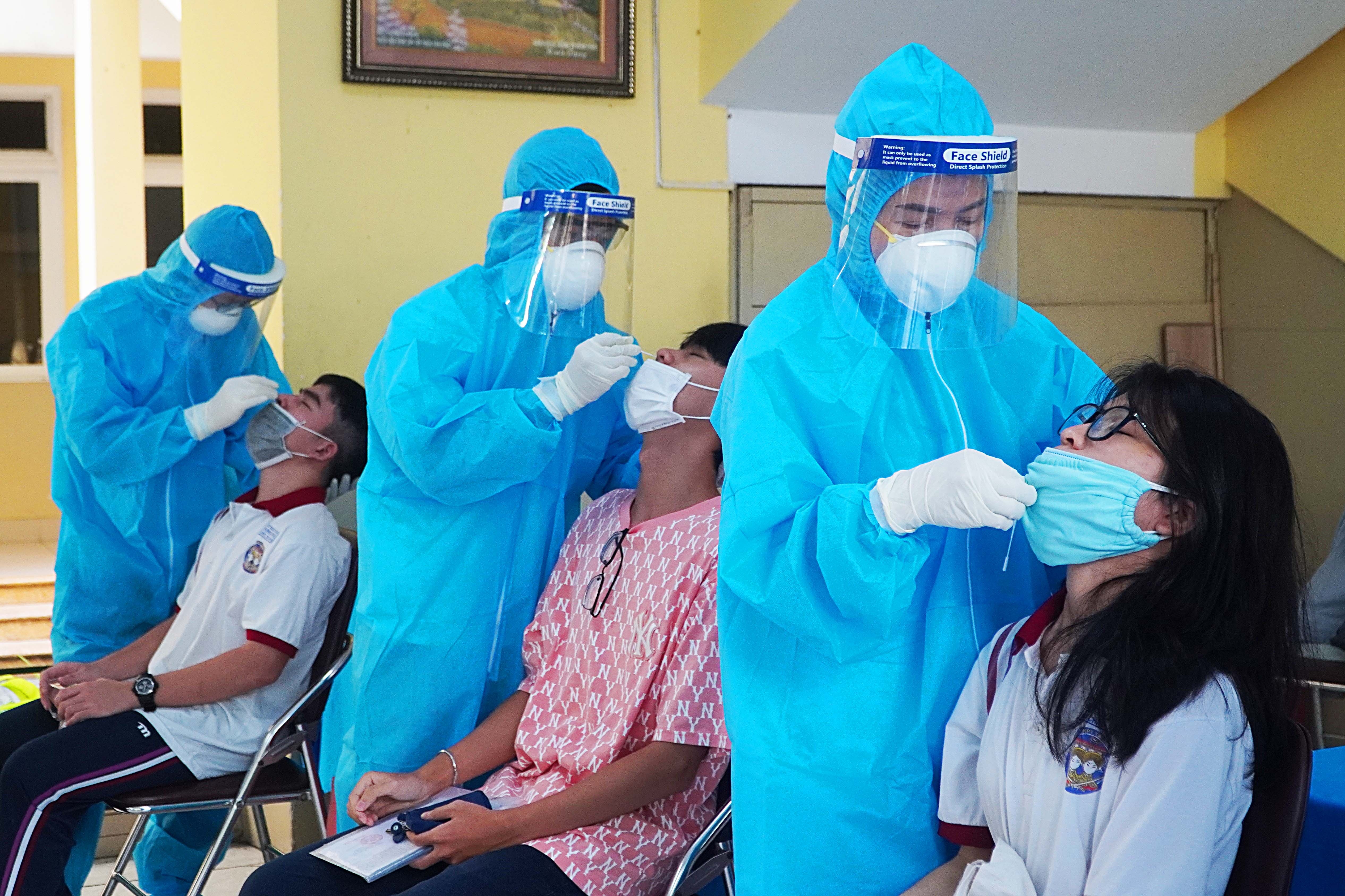 Gan 90.000 thi sinh lay mau xet nghiem Covid-19 trong mot ngay hinh anh