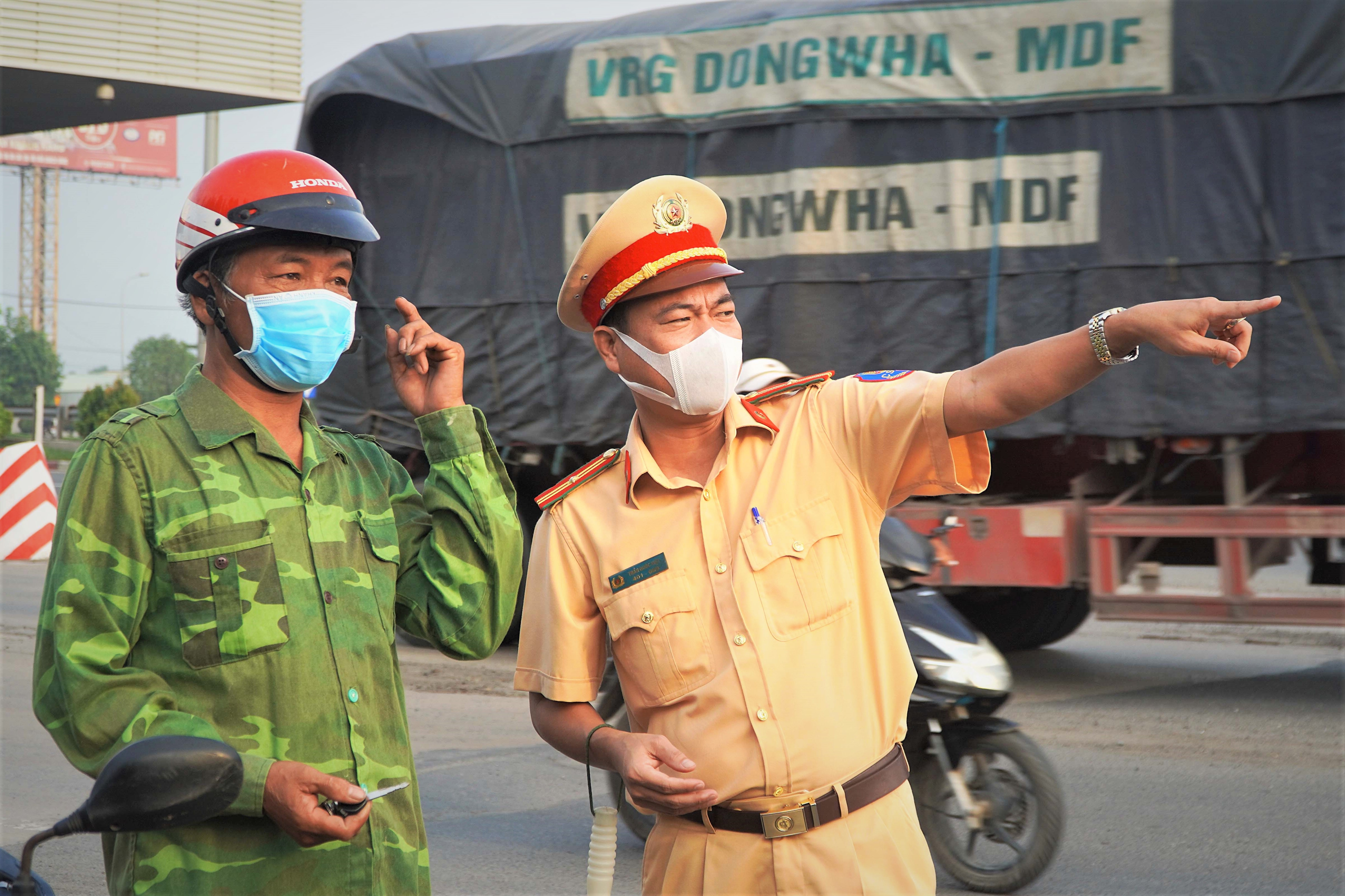 Quay dau xe vi chua co giay xet nghiem Covid-19 khi den Dong Nai hinh anh