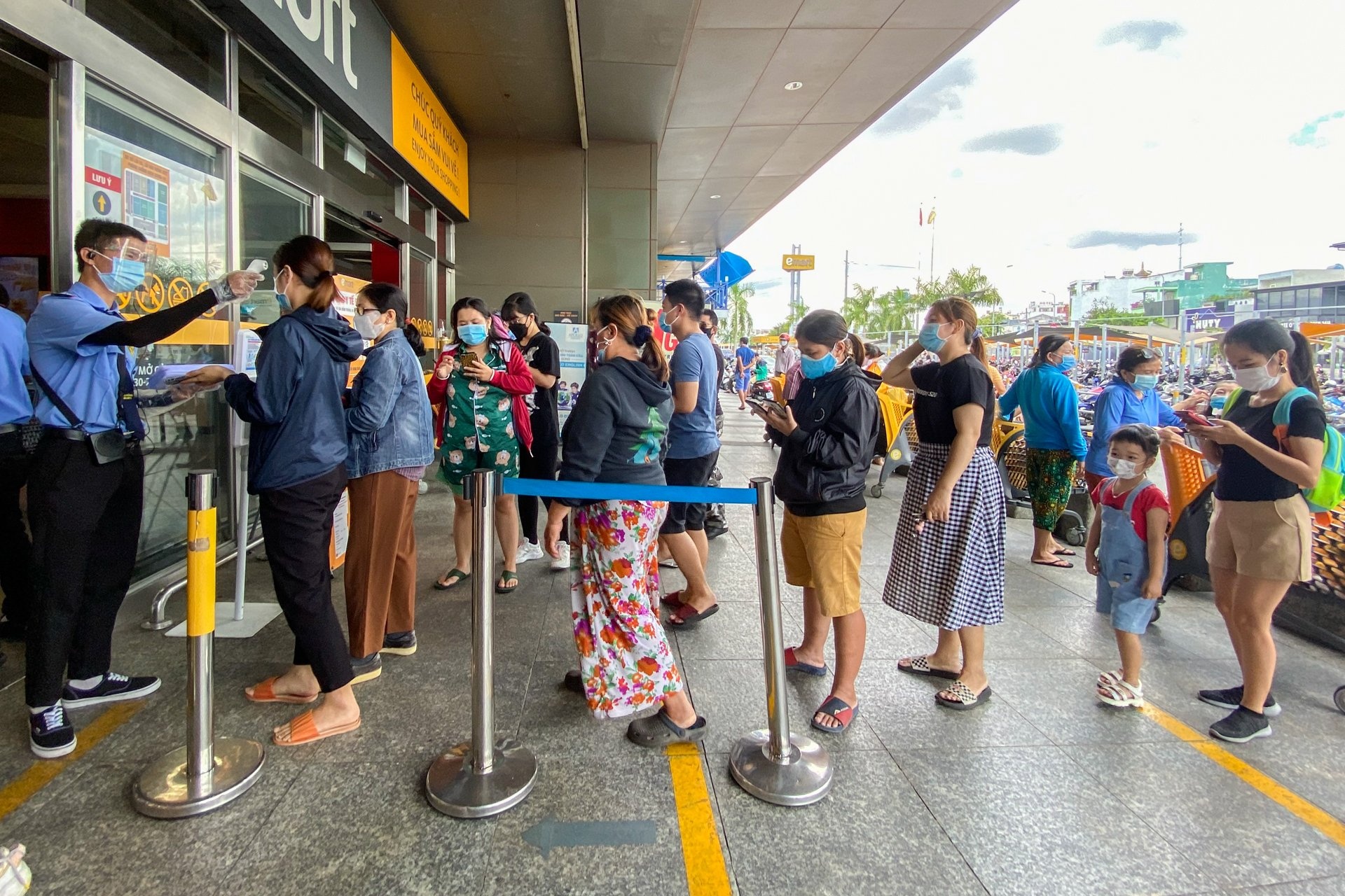 Nhieu sieu thi o TP.HCM qua tai giua trua hinh anh