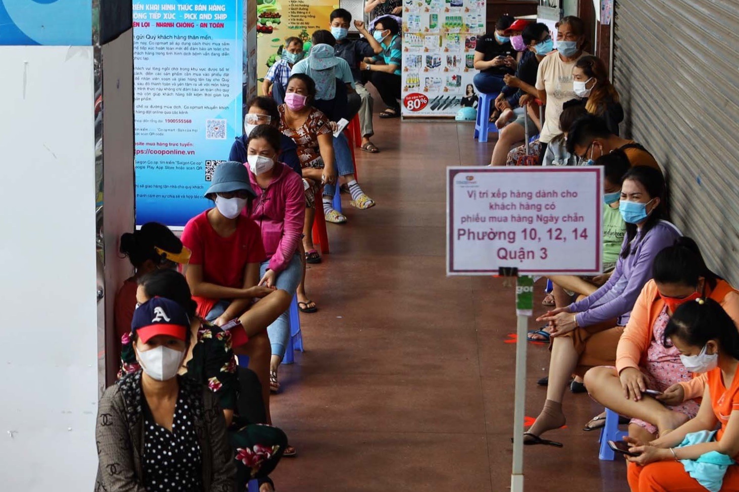 Don hang online qua tai, nguoi dan lai do den sieu thi hinh anh