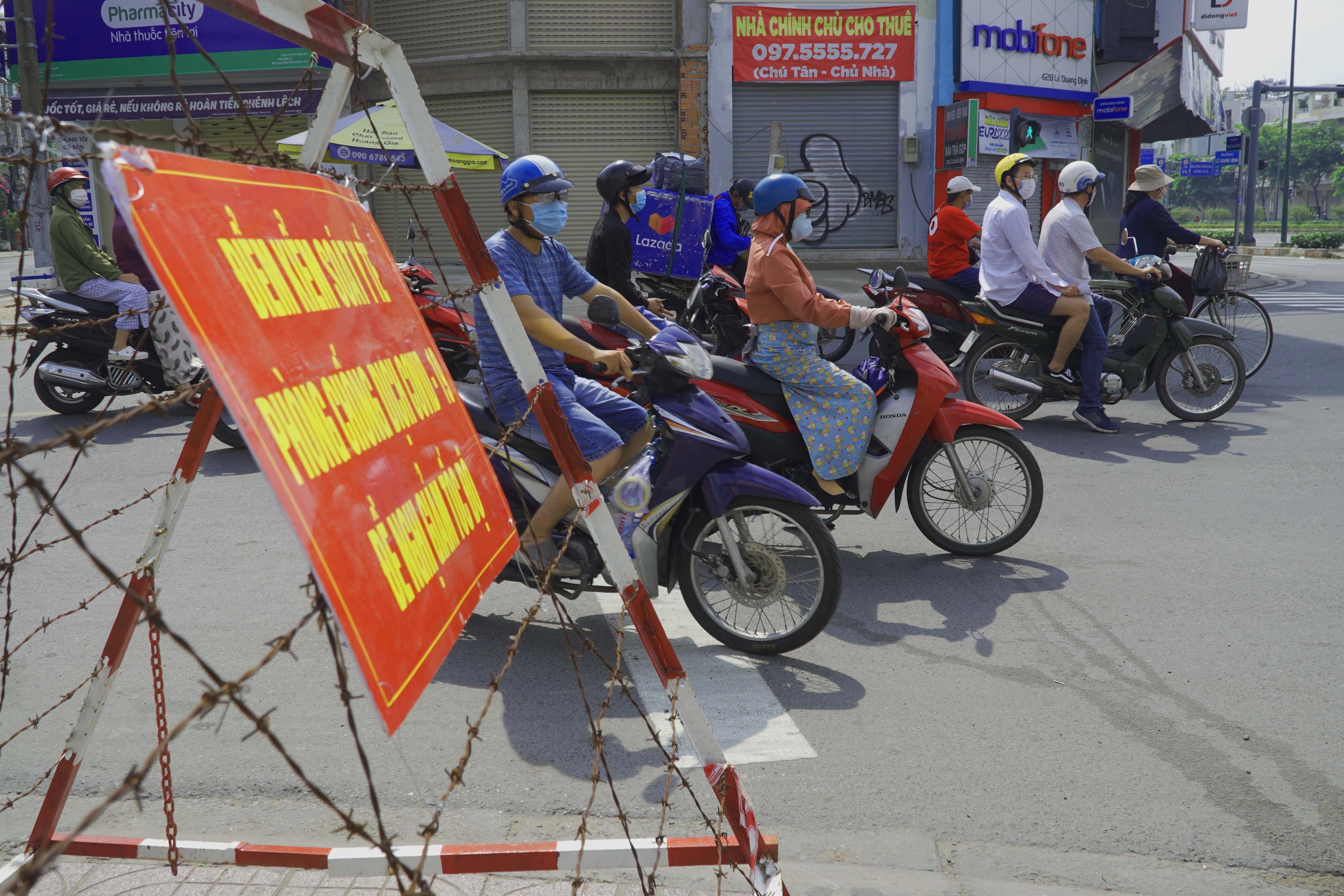 Duong sa TP.HCM thong thoang khi tam dung hang loat chot chan hinh anh