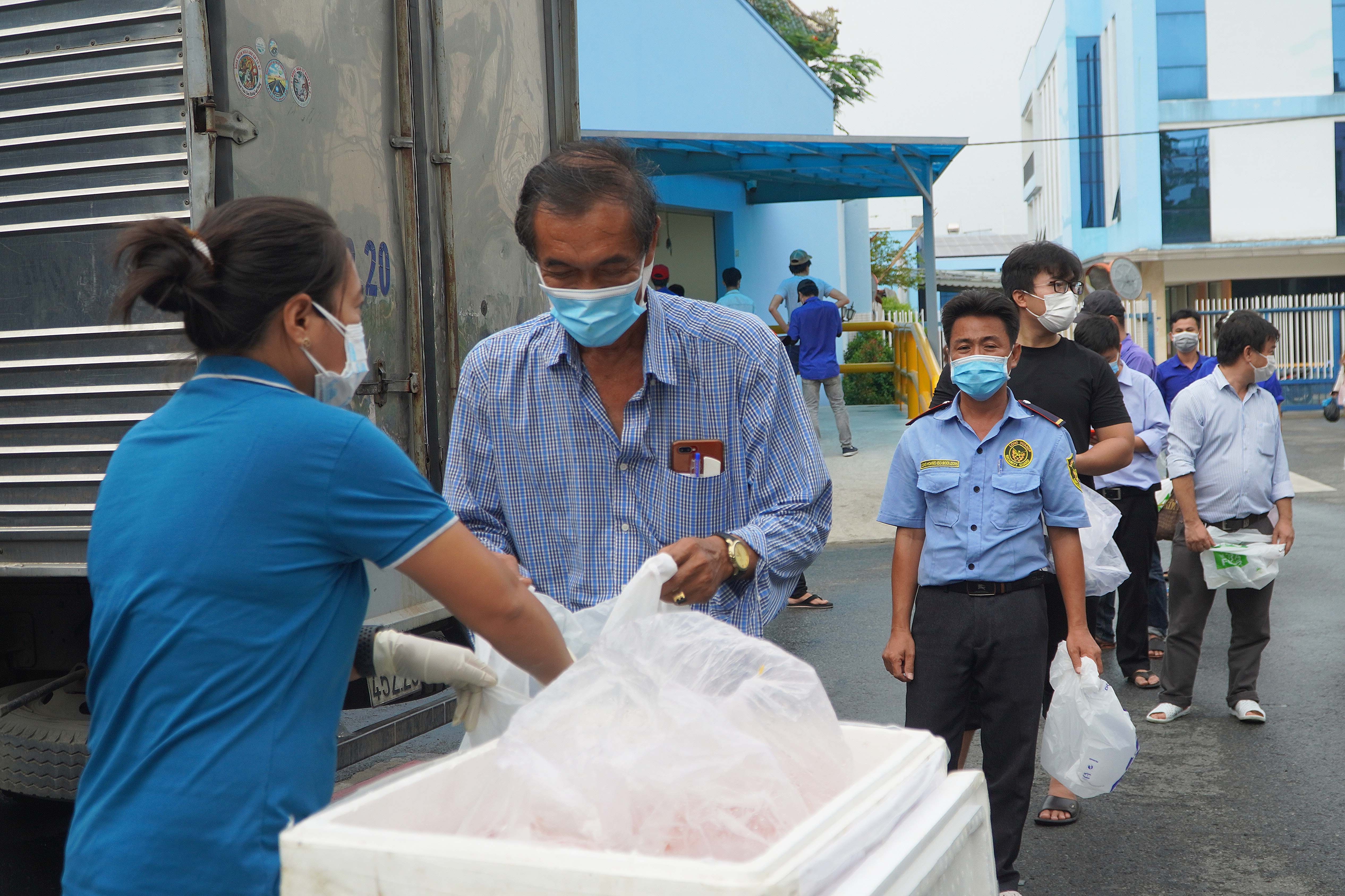 Cong nhan o TP.HCM vui mung nhan ca ho tro tu mien Tay hinh anh