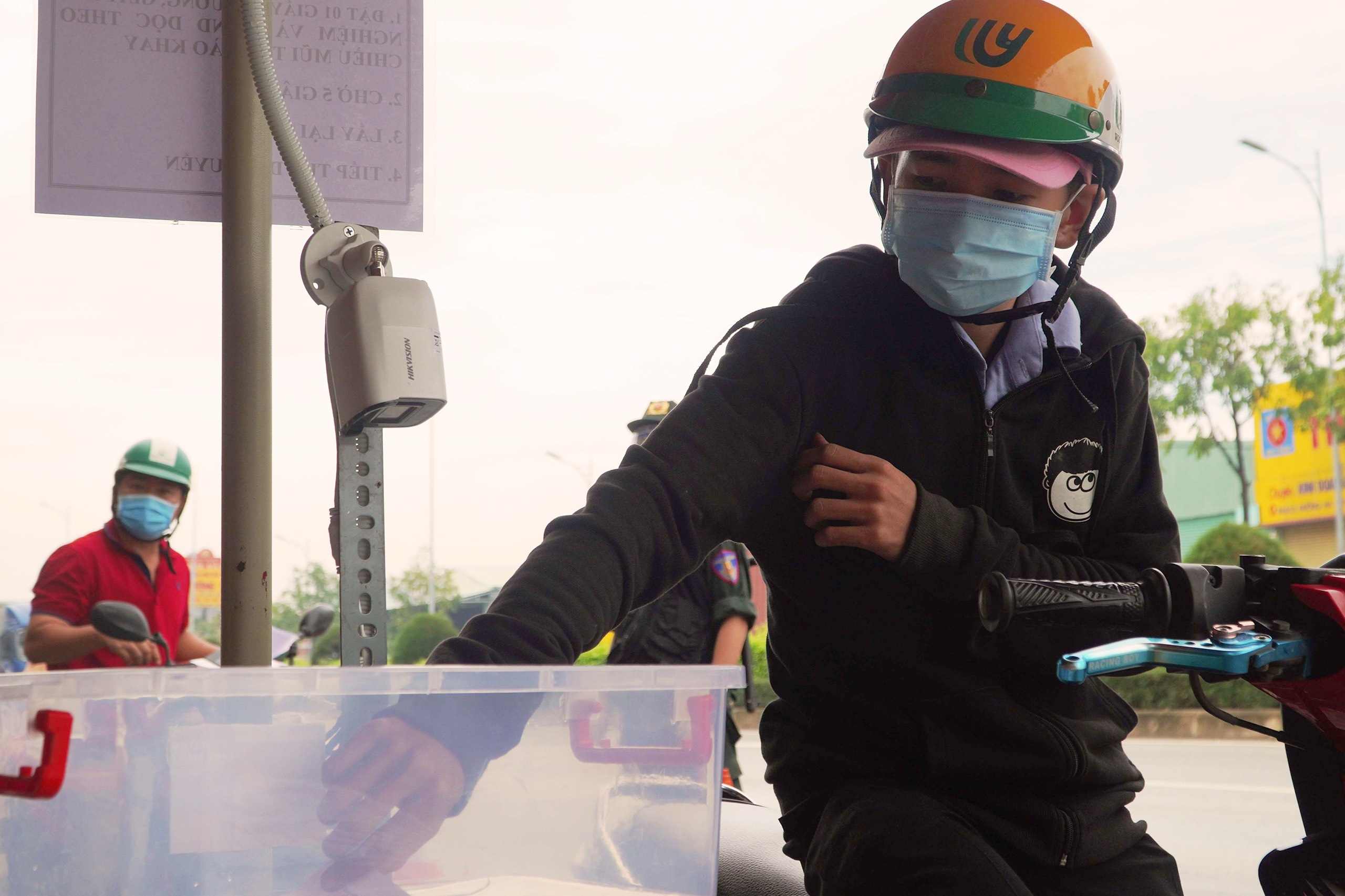 CSGT TP.HCM thu nghiem soi chieu giay to bang camera tai chot chan hinh anh