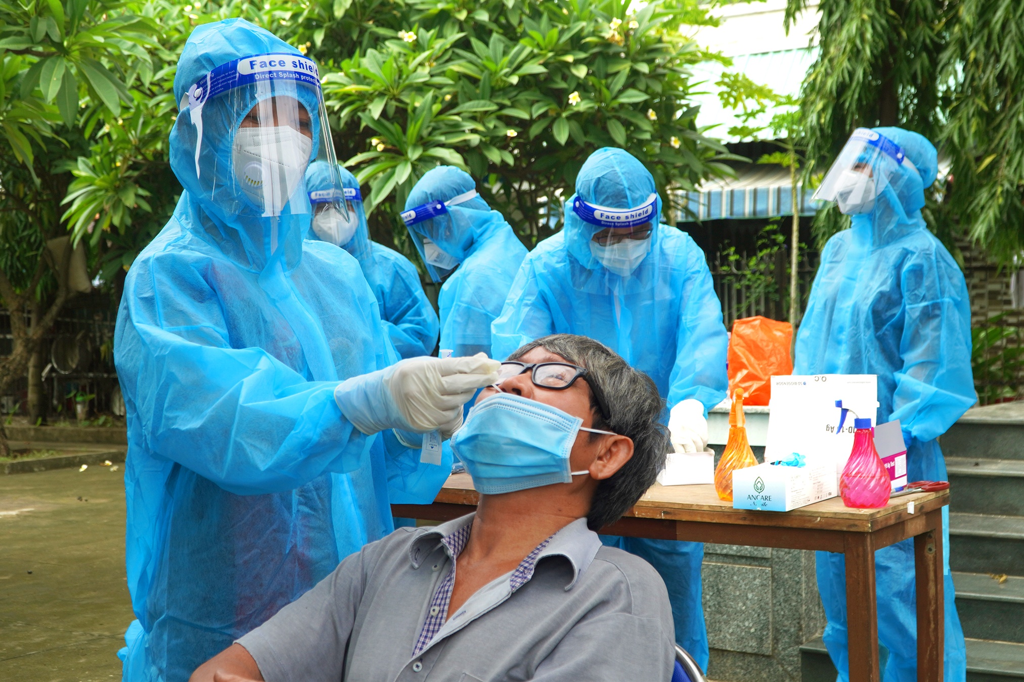 Nguoi TP.HCM bat ngo vi phai test nhanh tai chot kiem soat Covid-19 hinh anh