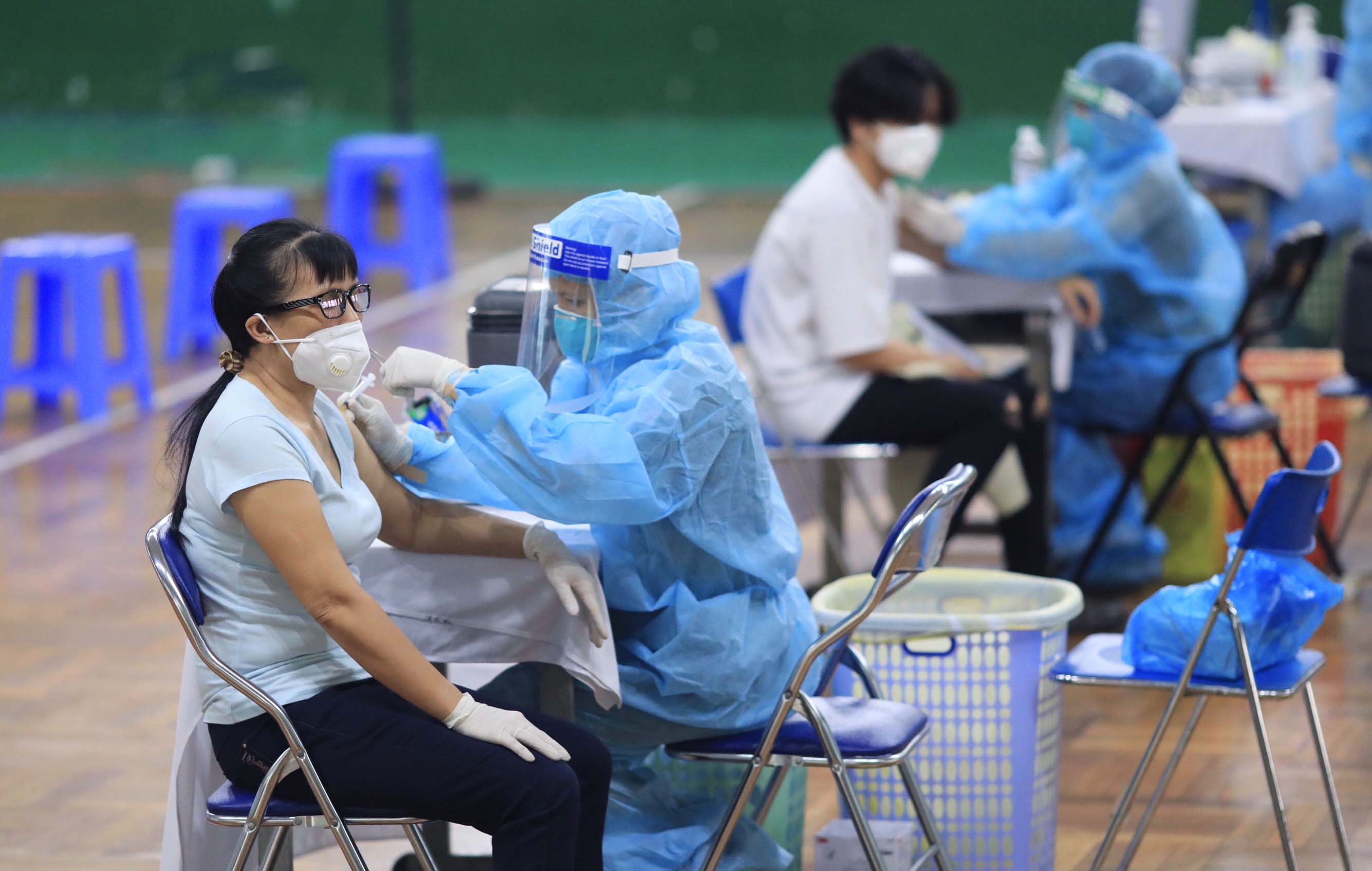 Nguoi dan TP.HCM ngoi theo hang, cho tiem vaccine hinh anh