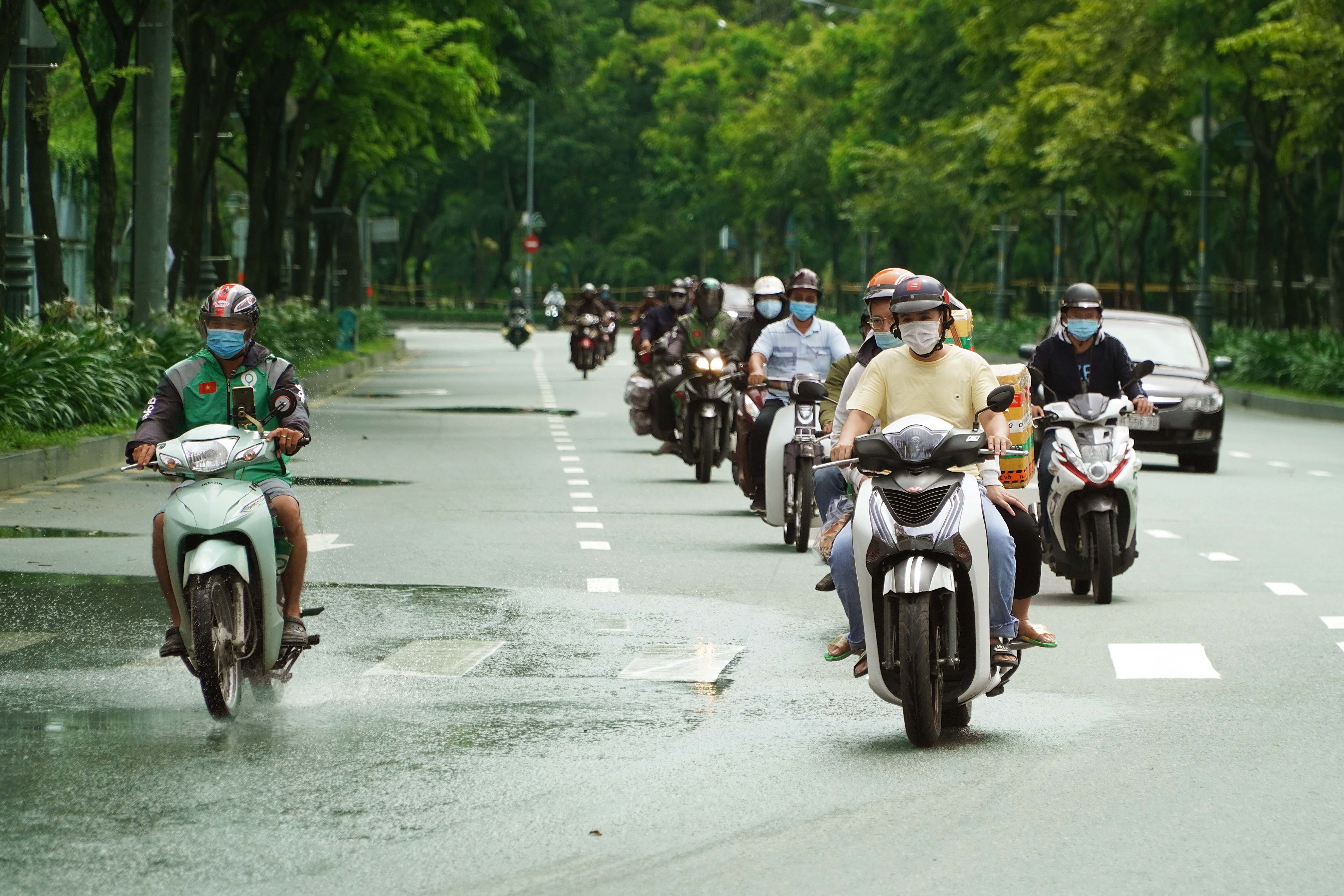 Nhieu nguoi o TP.HCM van ra duong bat chap quy dinh gian cach hinh anh