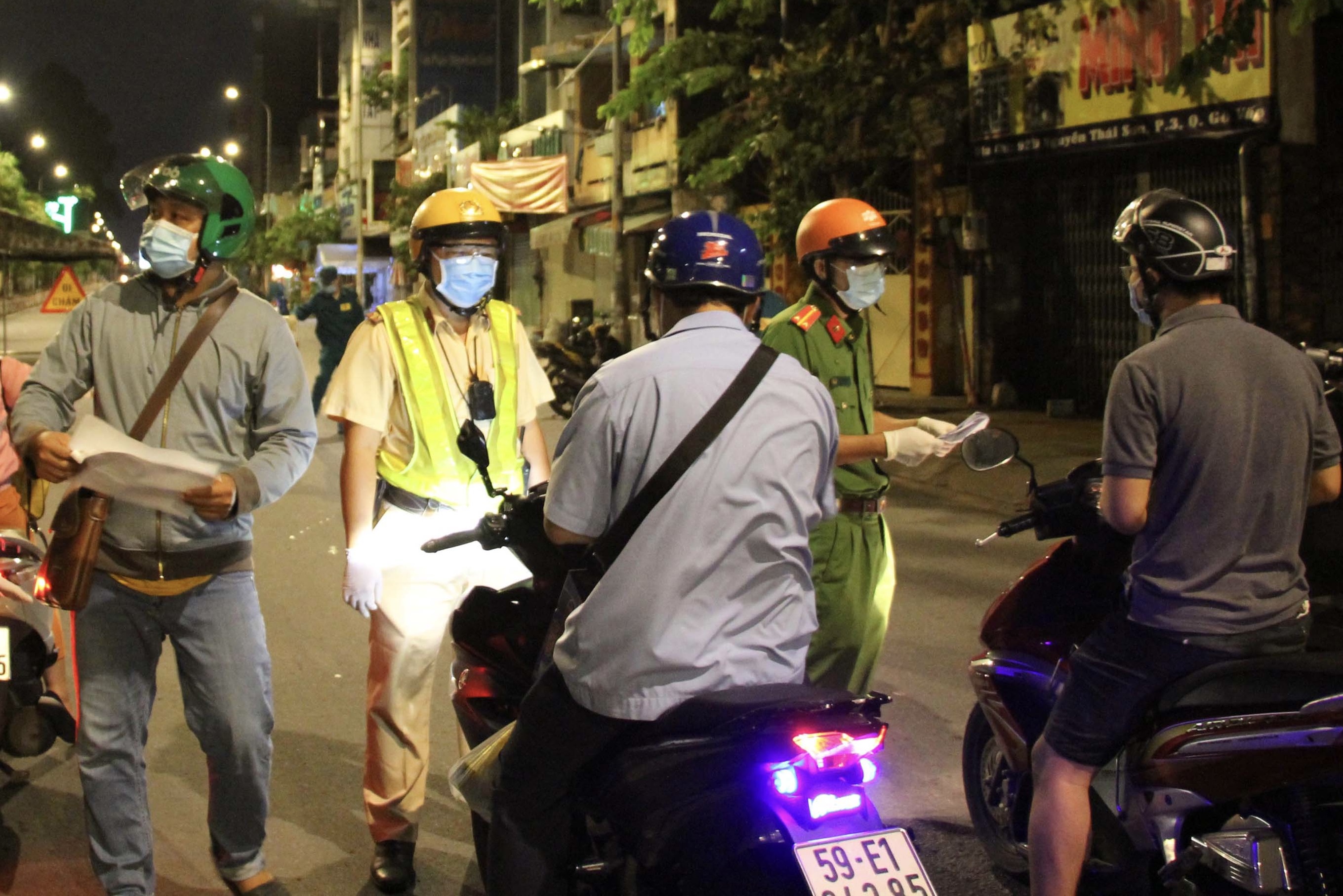 TP.HCM ra quan xu phat nguoi dan ra duong sau 18h hinh anh