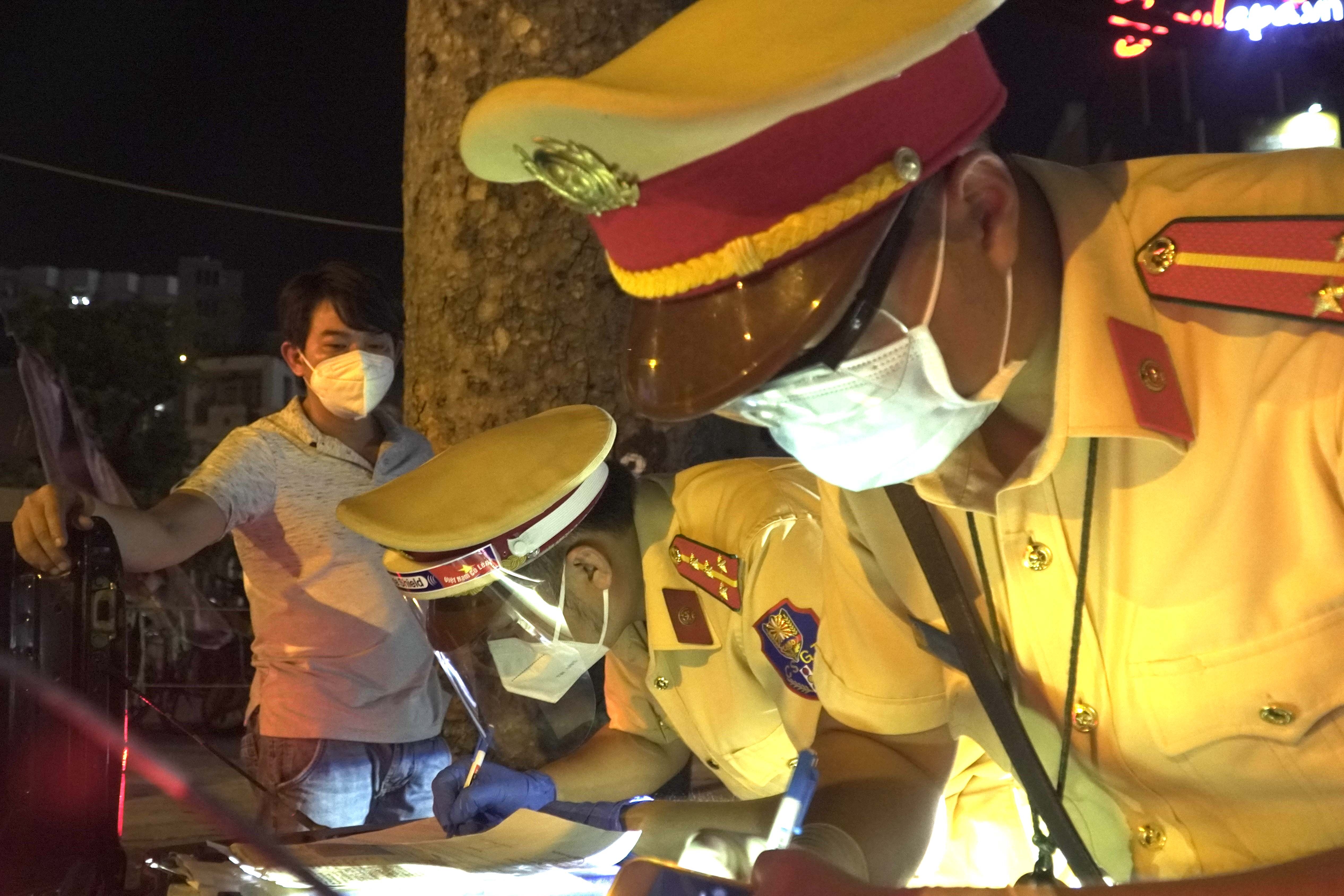 Doi CSGT quan 3 tiep tuc tuan tra, lap bien ban nguoi ra duong sau 18h hinh anh