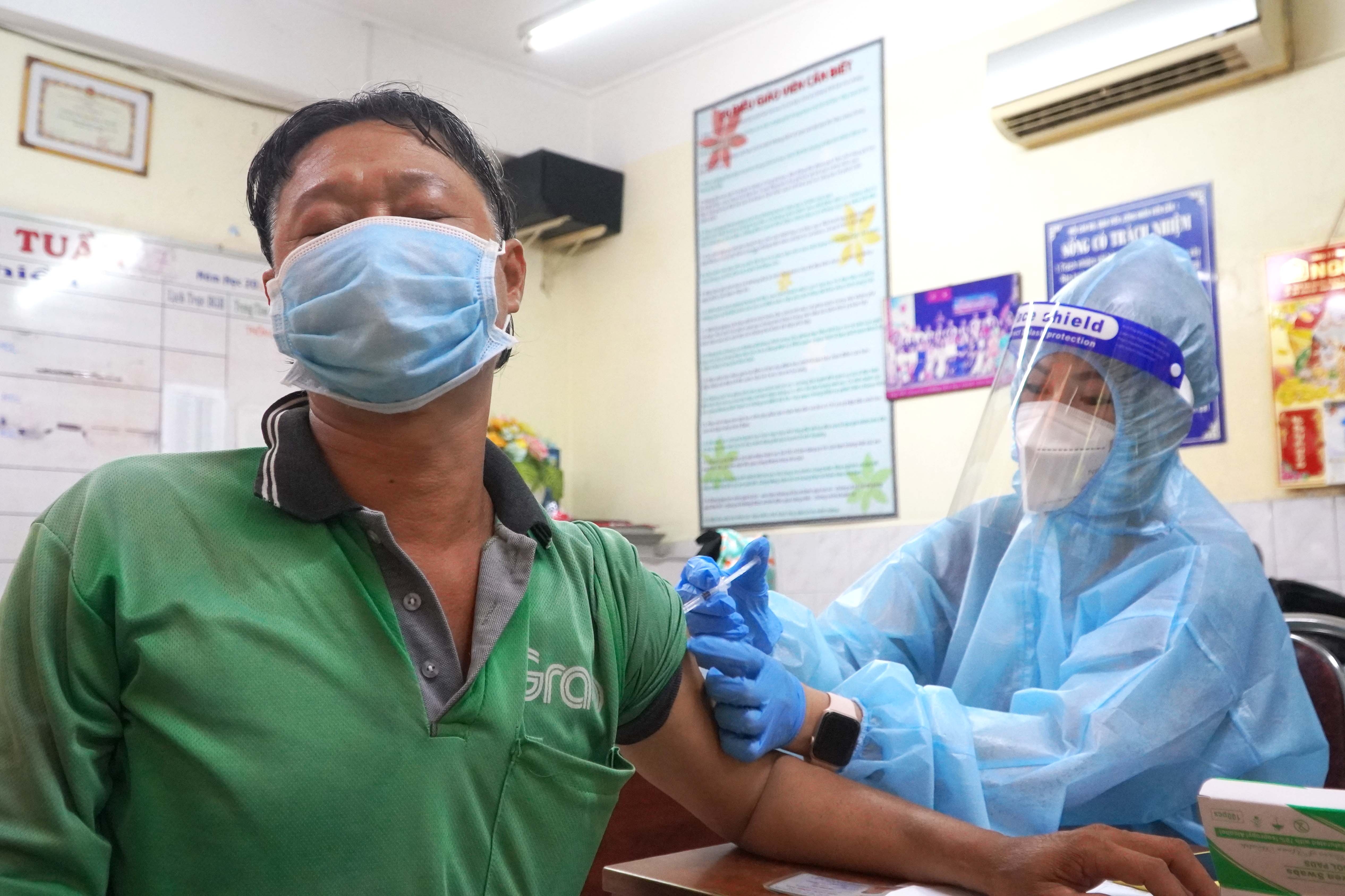 Shipper tai TP.HCM: Toi rat an tam khi duoc tiem vaccine hinh anh