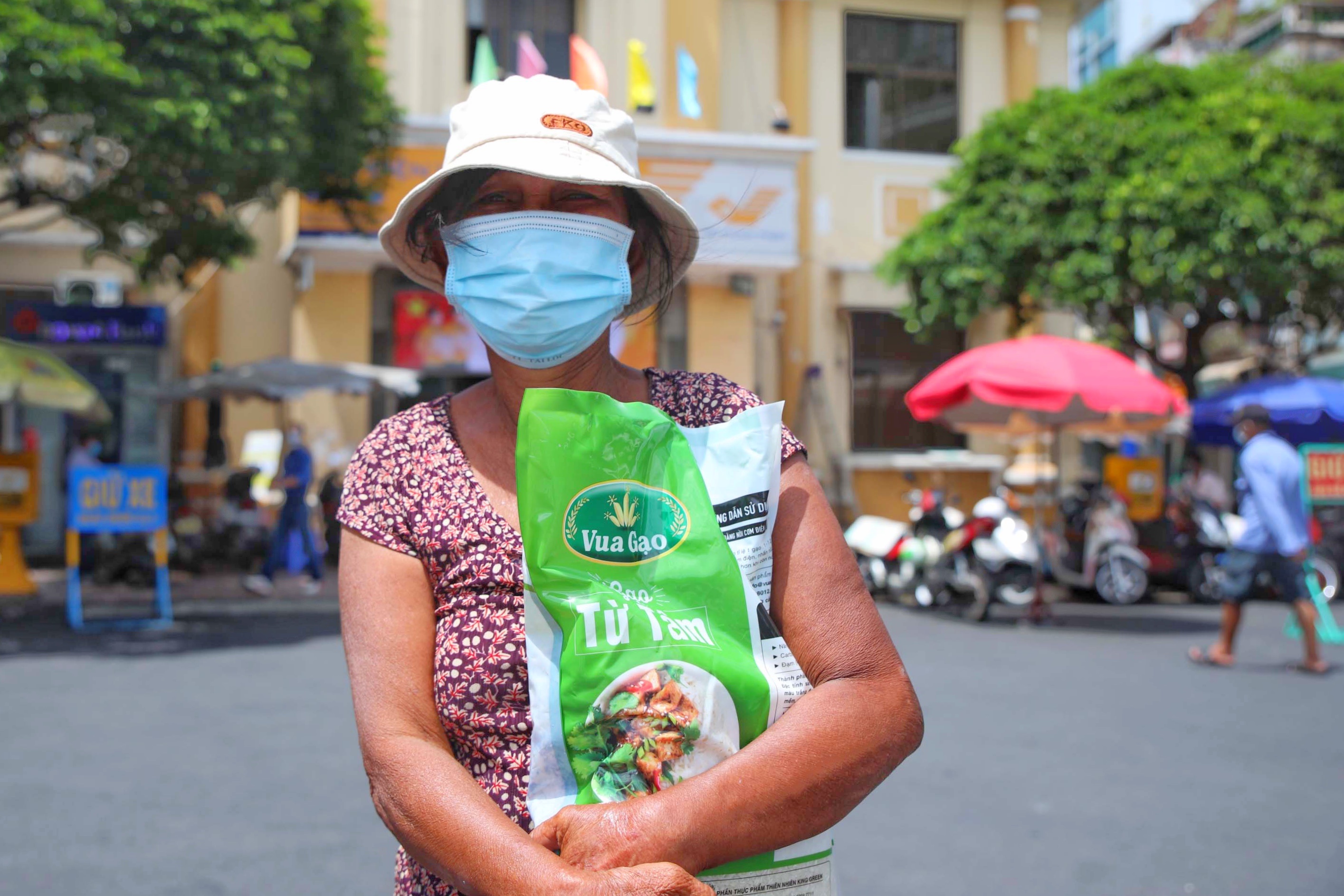 Nguoi dan TP.HCM nhan gao ho tro tai buu dien hinh anh