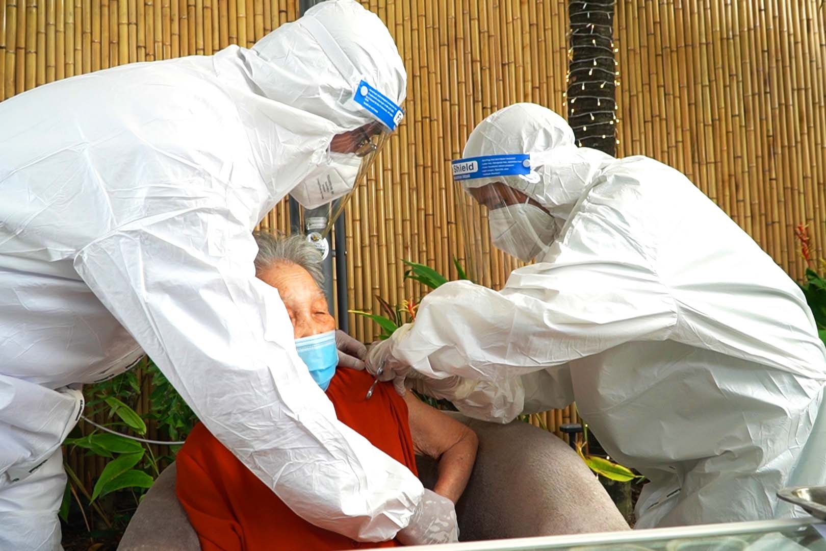 Nguoi cao tuoi o TP.HCM duoc tiem vaccine Covid-19 tai nha hinh anh