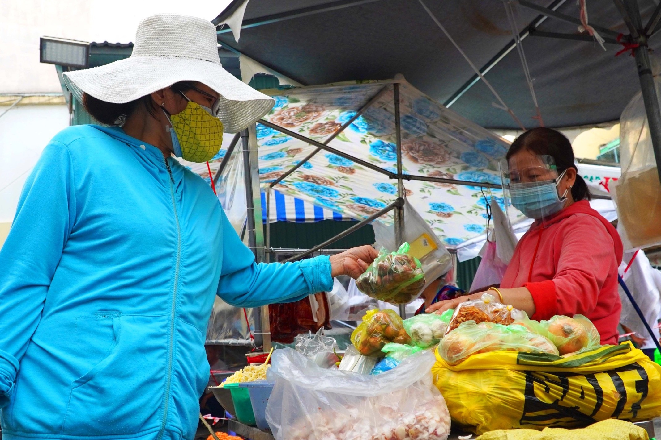 Cho o TP.HCM tro thanh 'cho da chien' sau 2 lan dong cua vi Covid-19 hinh anh