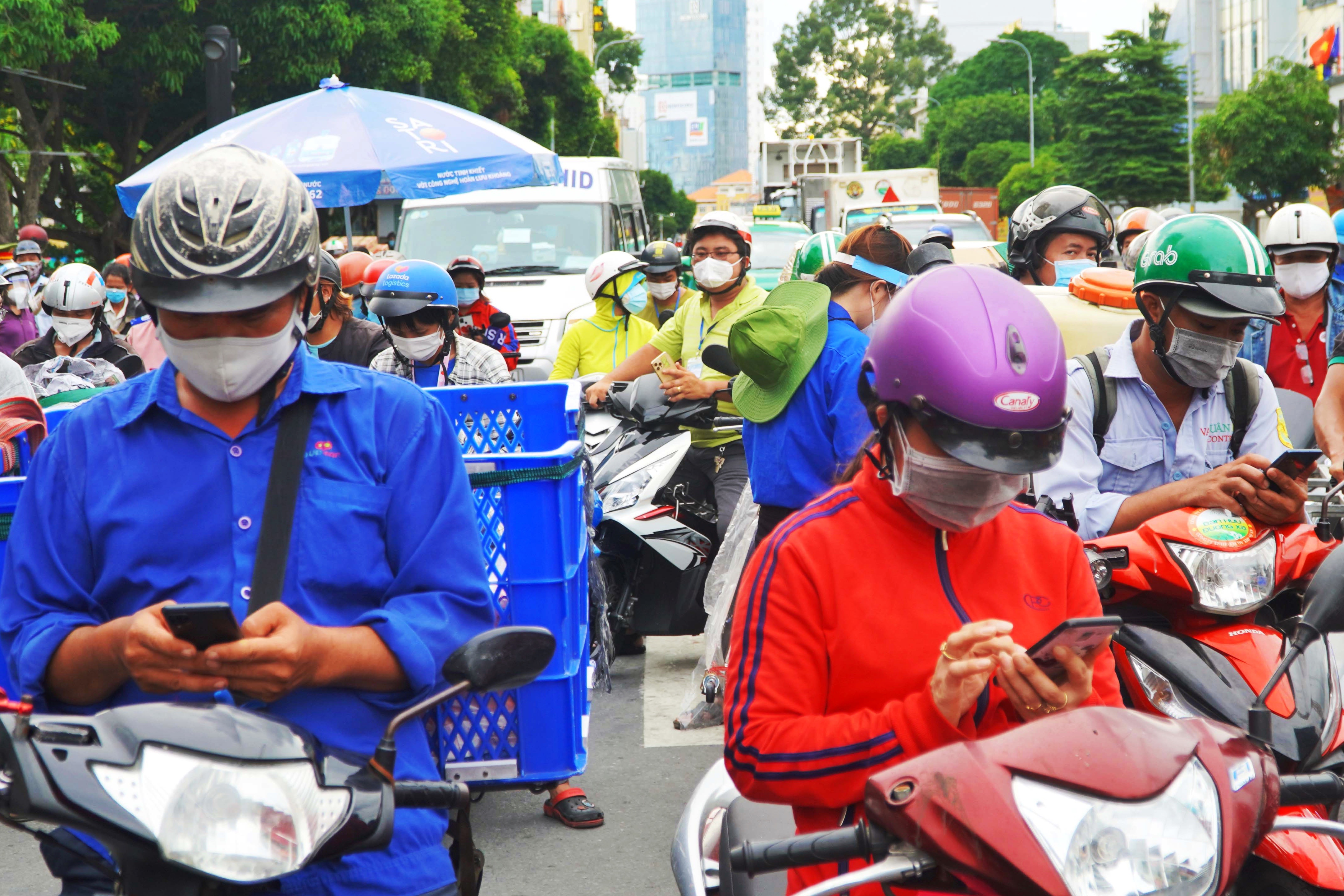 Nguoi dan TP.HCM lung tung khi khai bao 'di bien dong' tai chot hinh anh