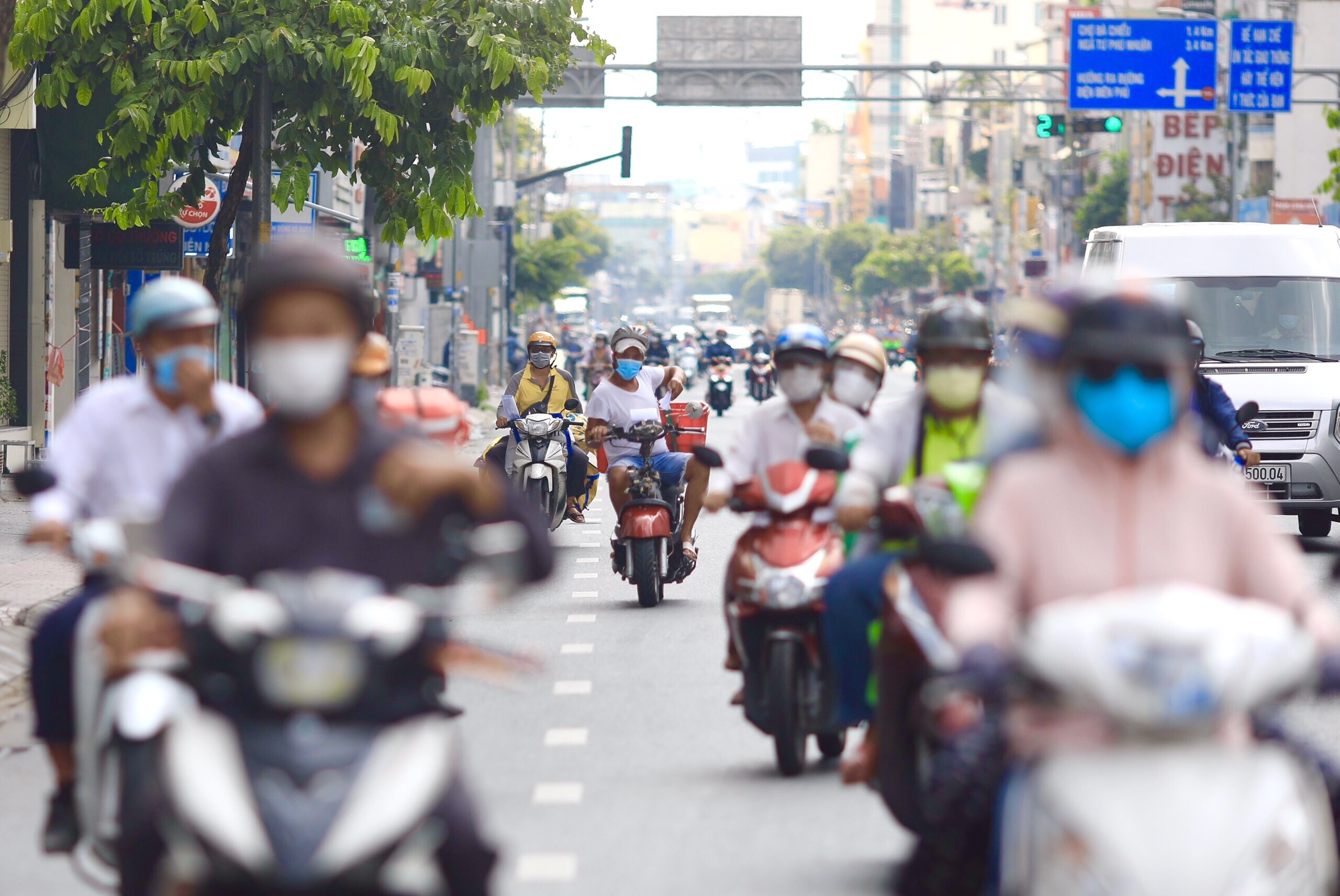 Nguoi dan neu ly do ra duong du TP.HCM dang ap dung Chi thi 16 hinh anh