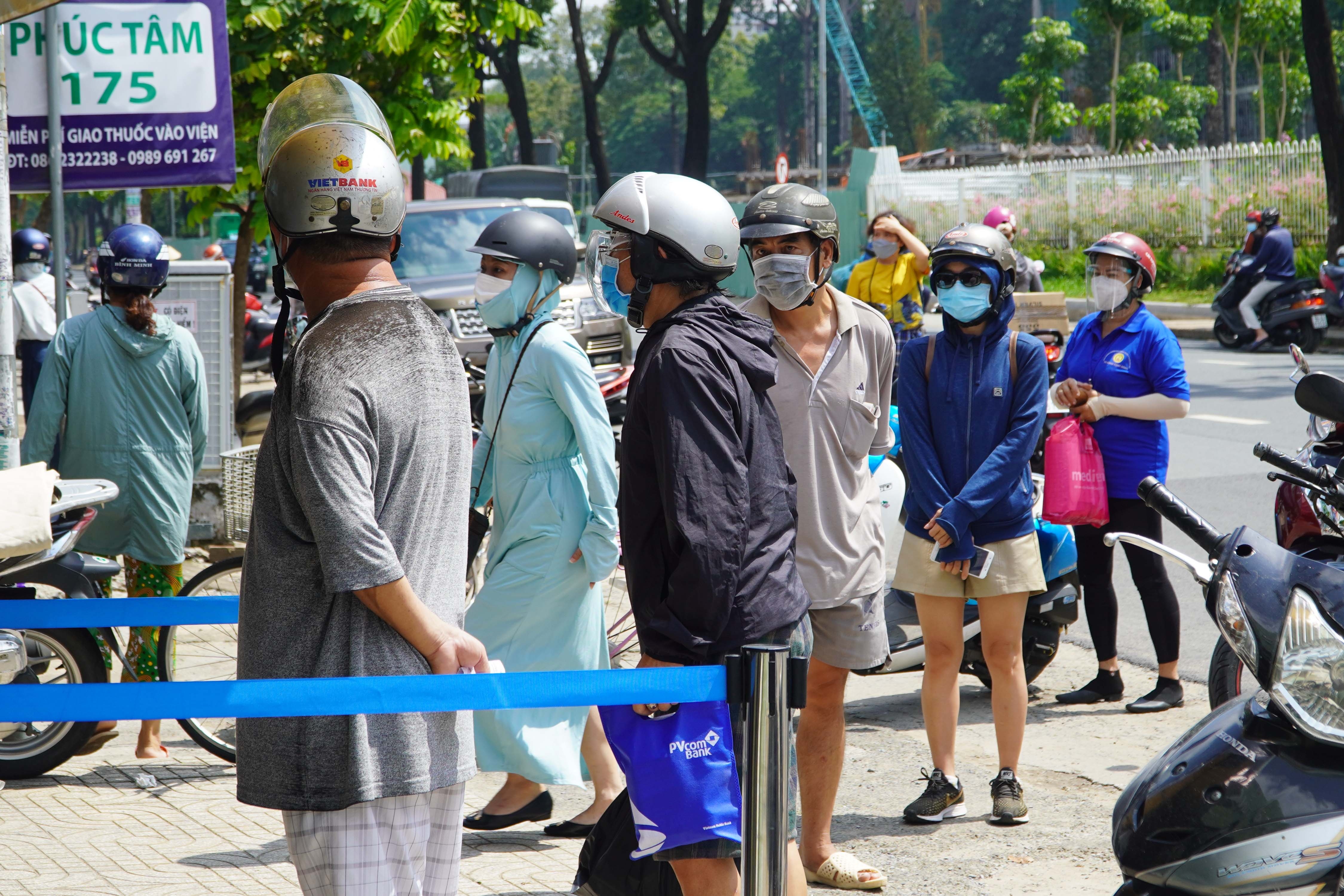 Nhieu nguoi xep hang truoc tru ATM, nha thuoc o TP.HCM hinh anh