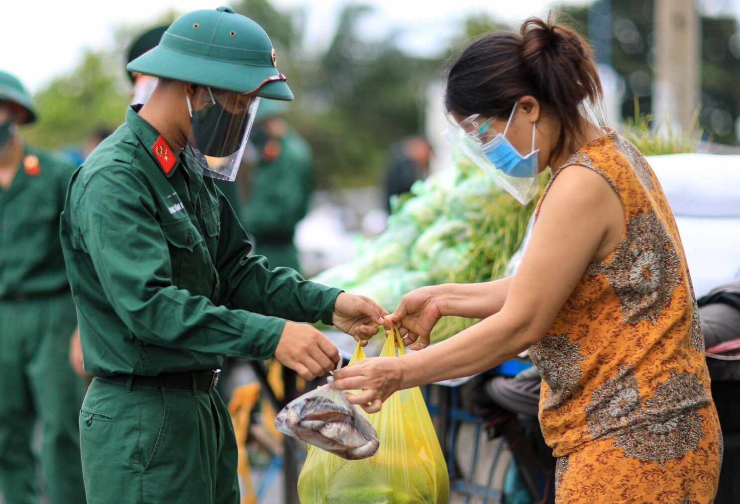 Cong an, bo doi trao thuc pham cho nguoi o TP.HCM hinh anh