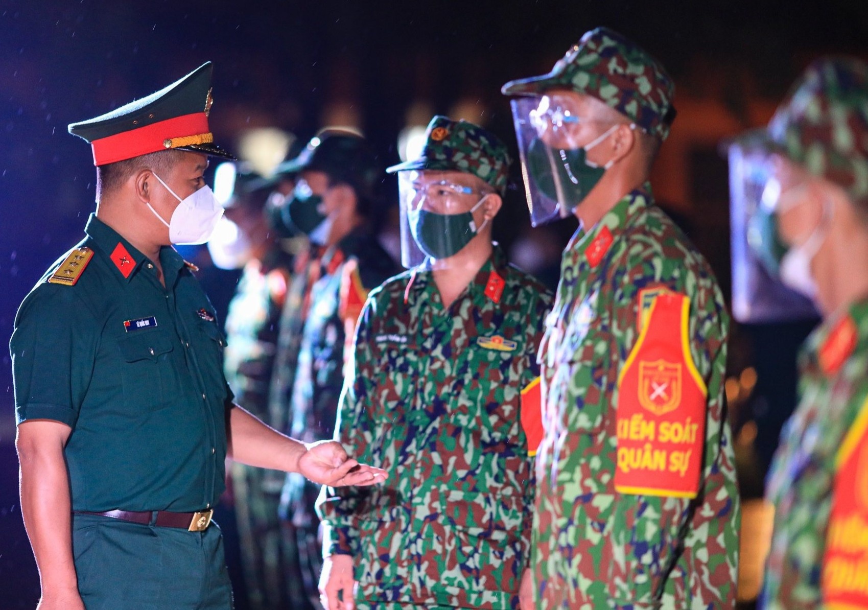 Gan 1.000 chien si ho tro chong dich o TP Thu Duc hinh anh