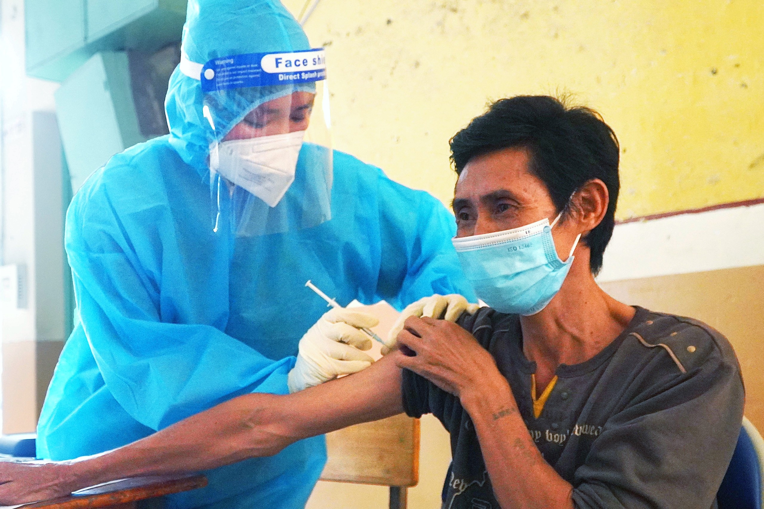 TP.HCM tiem vaccine Covid-19 cho nguoi lang thang hinh anh