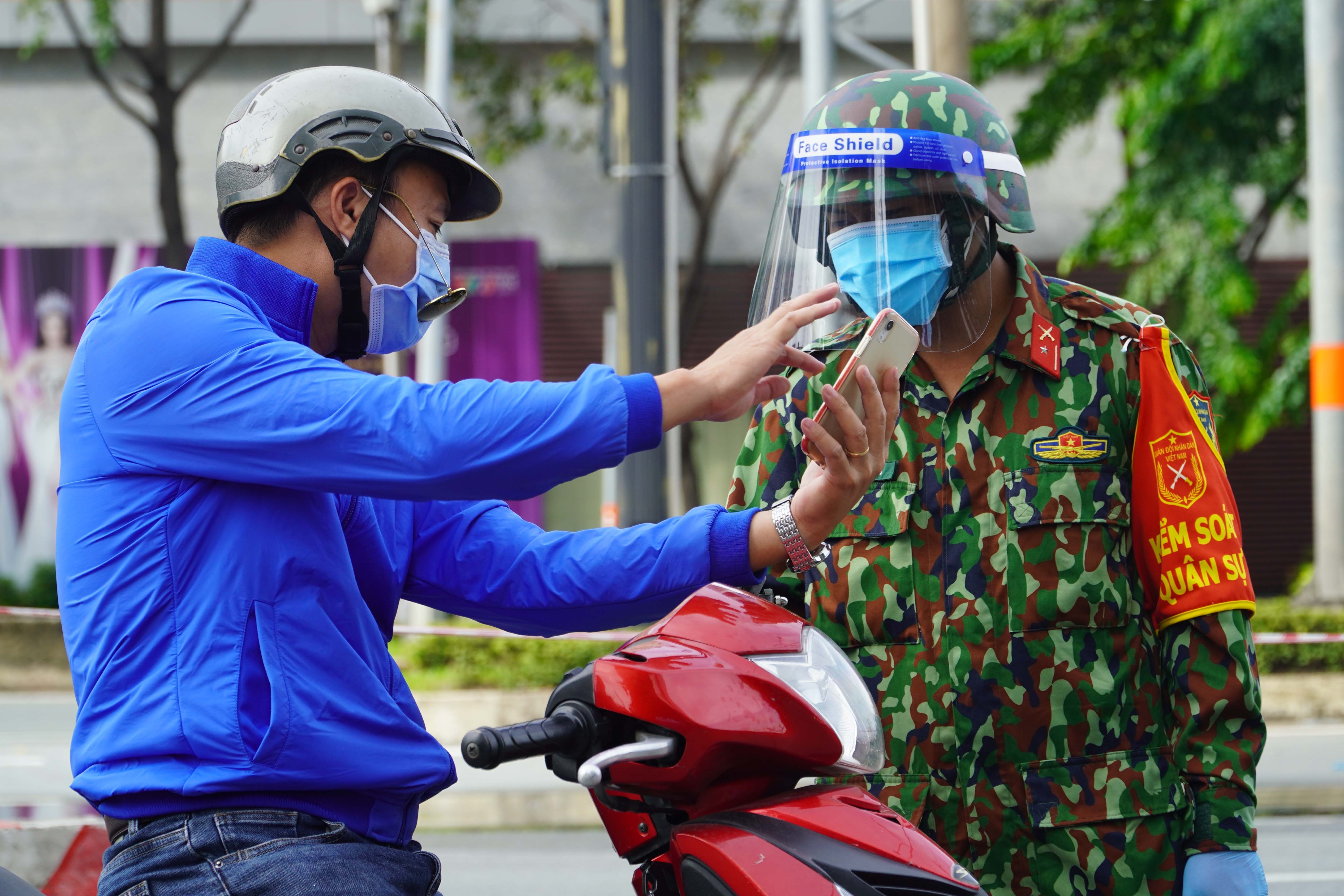 Chua co giay di duong moi, nguoi dan TP.HCM phan tran o chot chan hinh anh