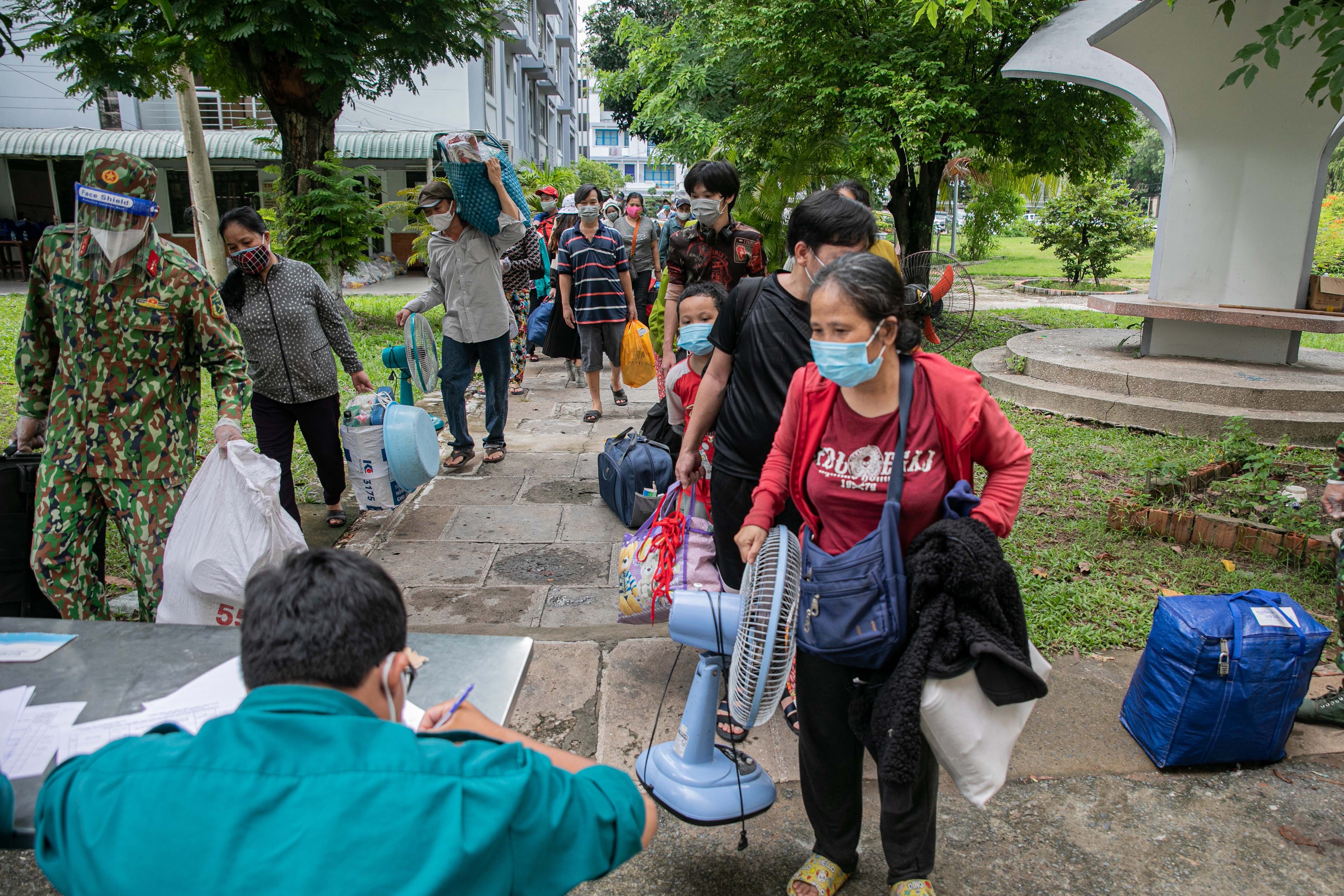 TP.HCM dua nguoi dan am tinh voi nCoV den vung xanh hinh anh
