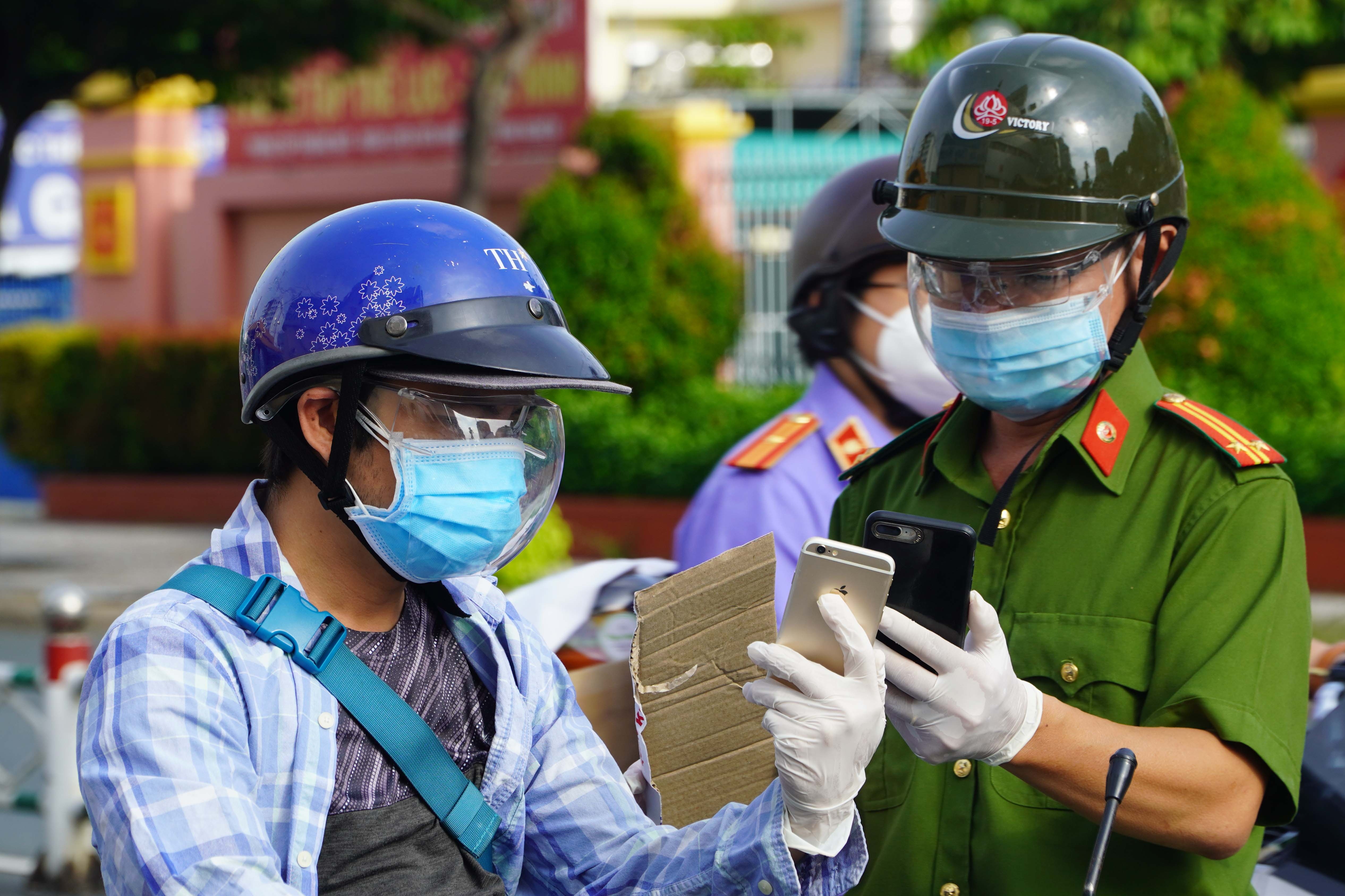 Chot chan dong xe ngay dau tuan khai bao 'di chuyen noi dia' o TP.HCM hinh anh