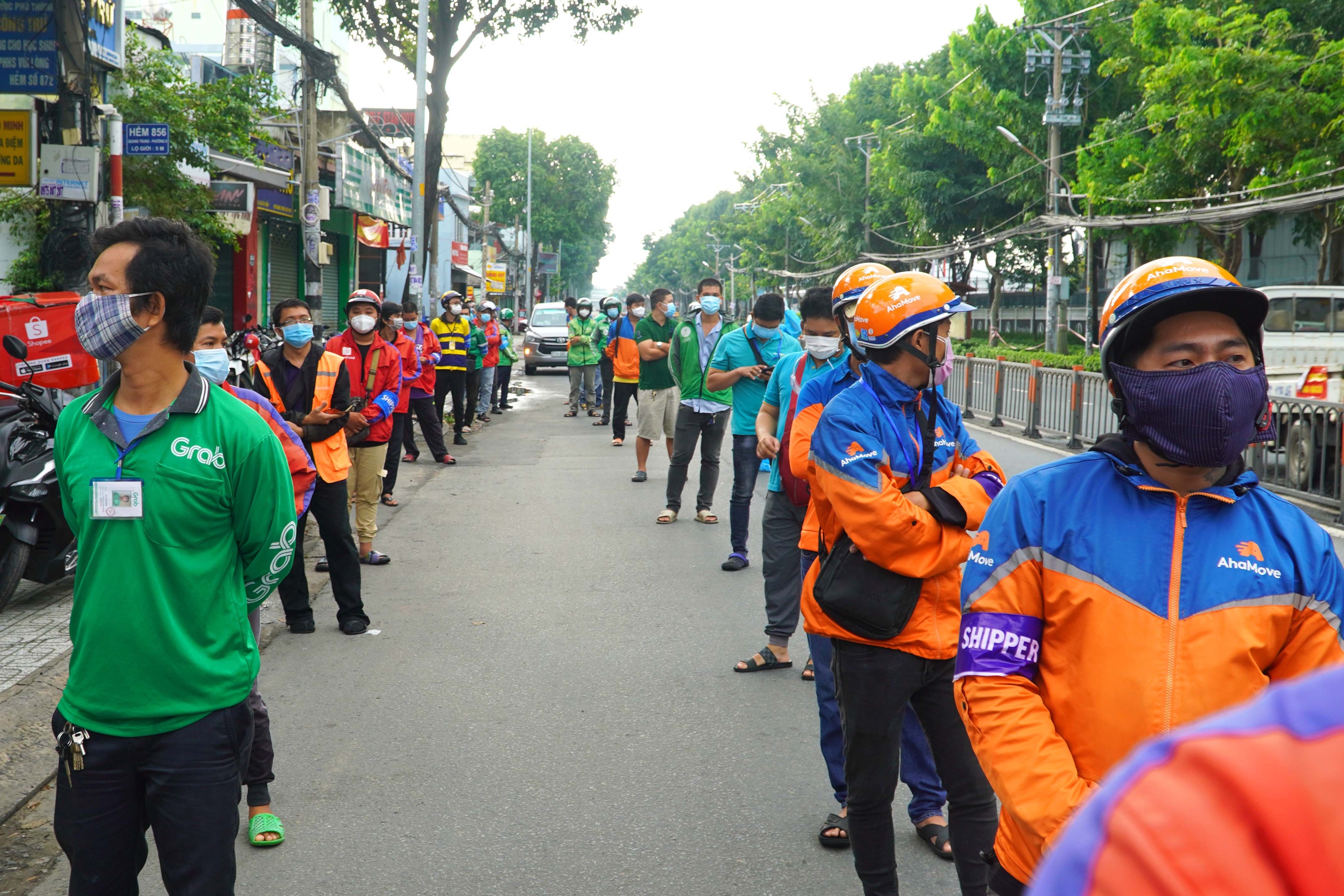 Shipper o TP.HCM vui mung vi duoc hoat dong lai hinh anh