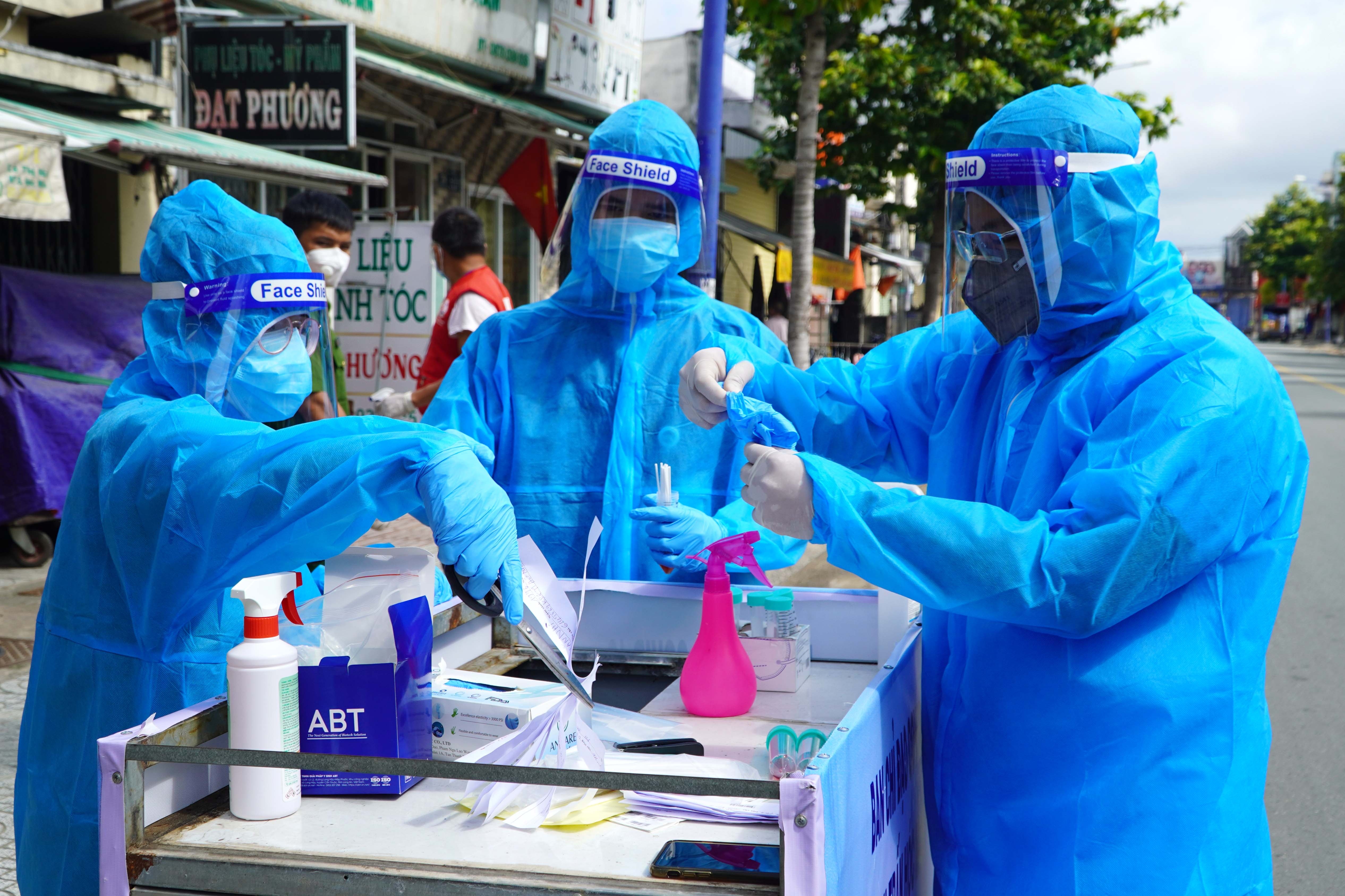 Day xe den tan nha dan lay mau xet nghiem nCoV hinh anh