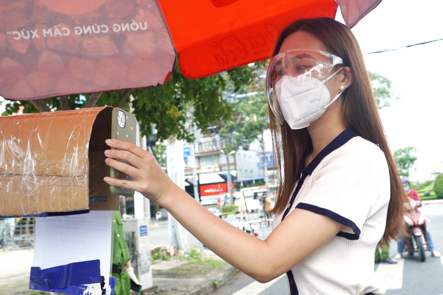 Dung camera quet ma QR tai chot kiem soat o TP.HCM hinh anh