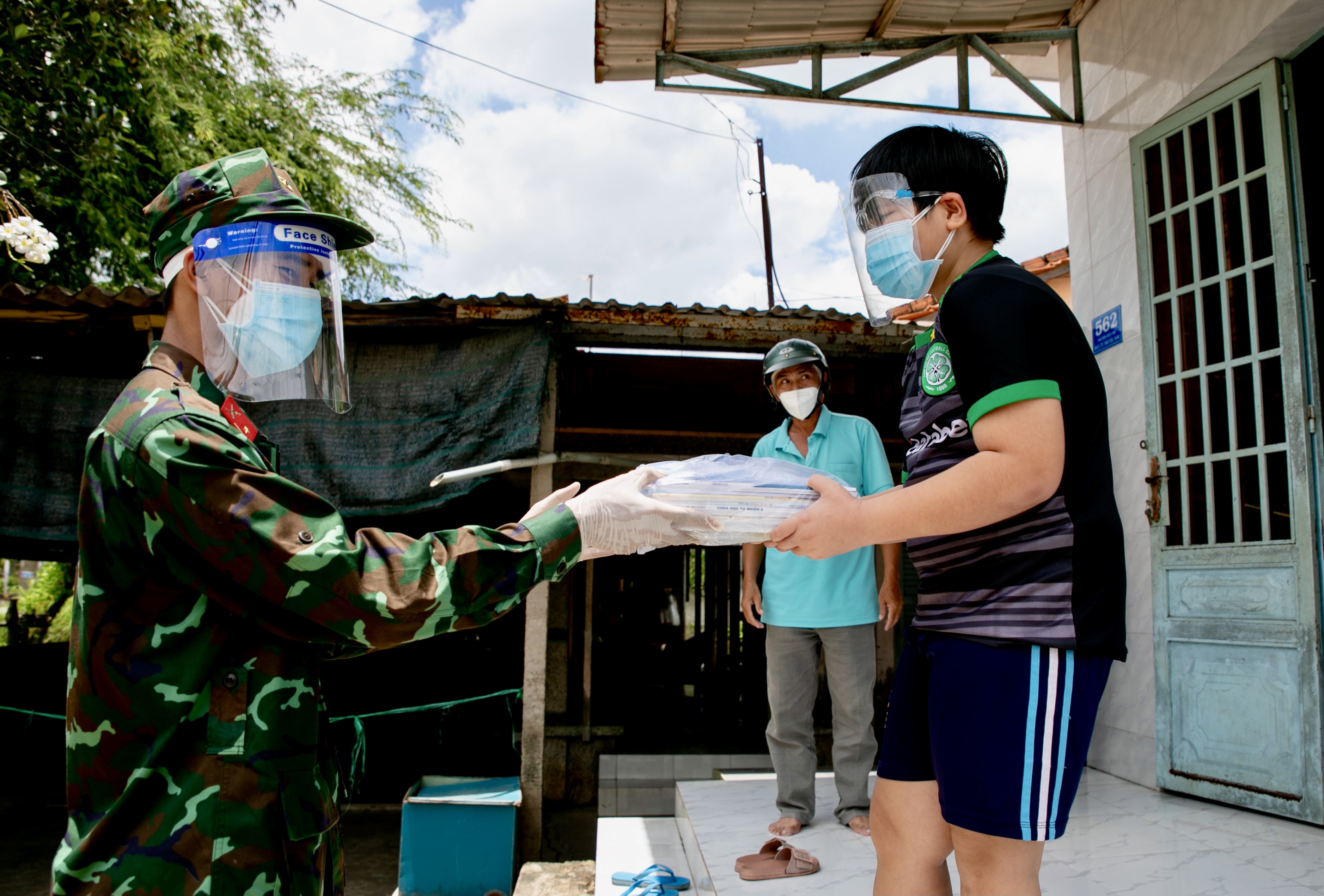 Trao sach tan nha cho hoc sinh kho khan tai TP.HCM hinh anh