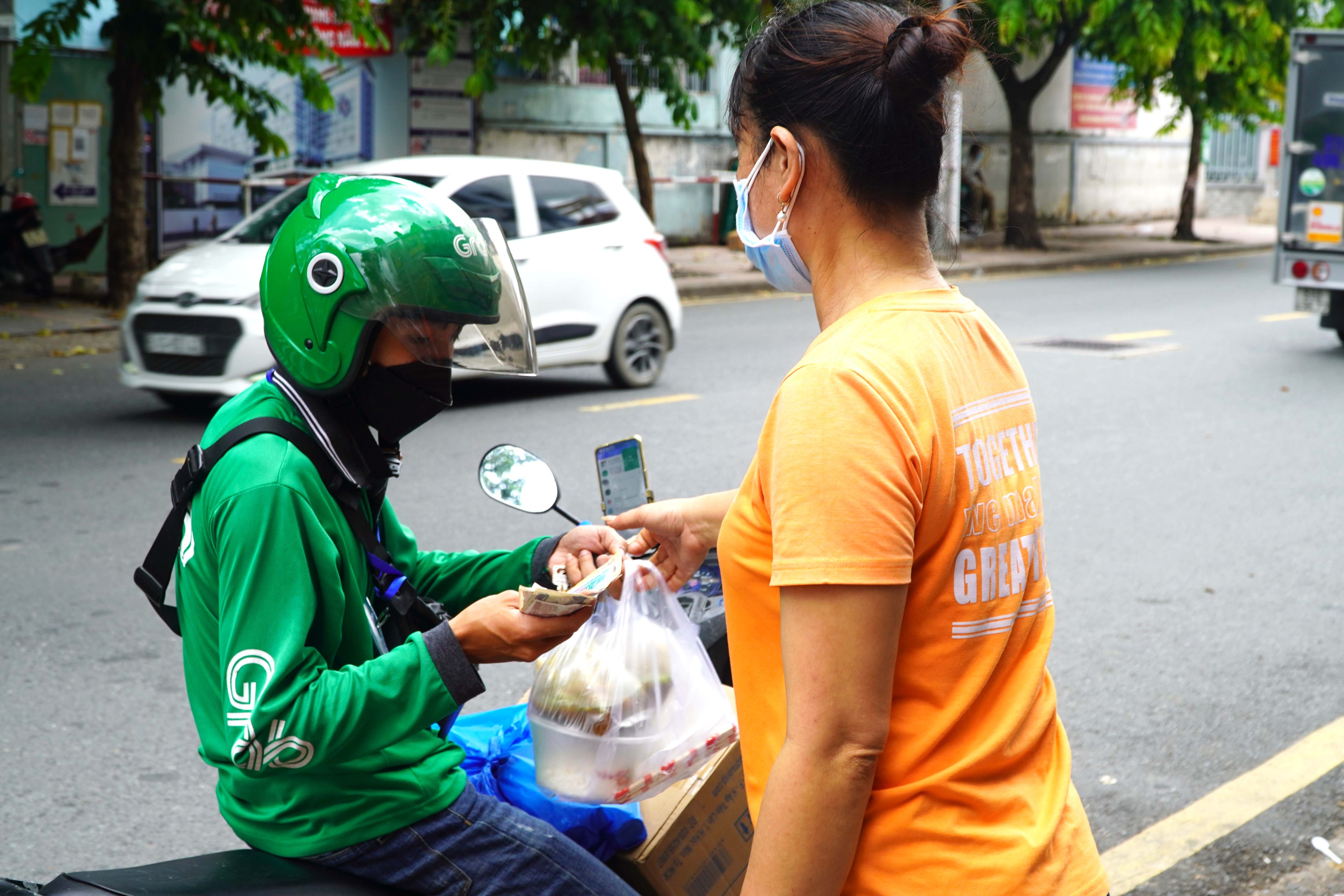 Shipper vui vi don hang tang khi TP.HCM cho phep ban mang di hinh anh