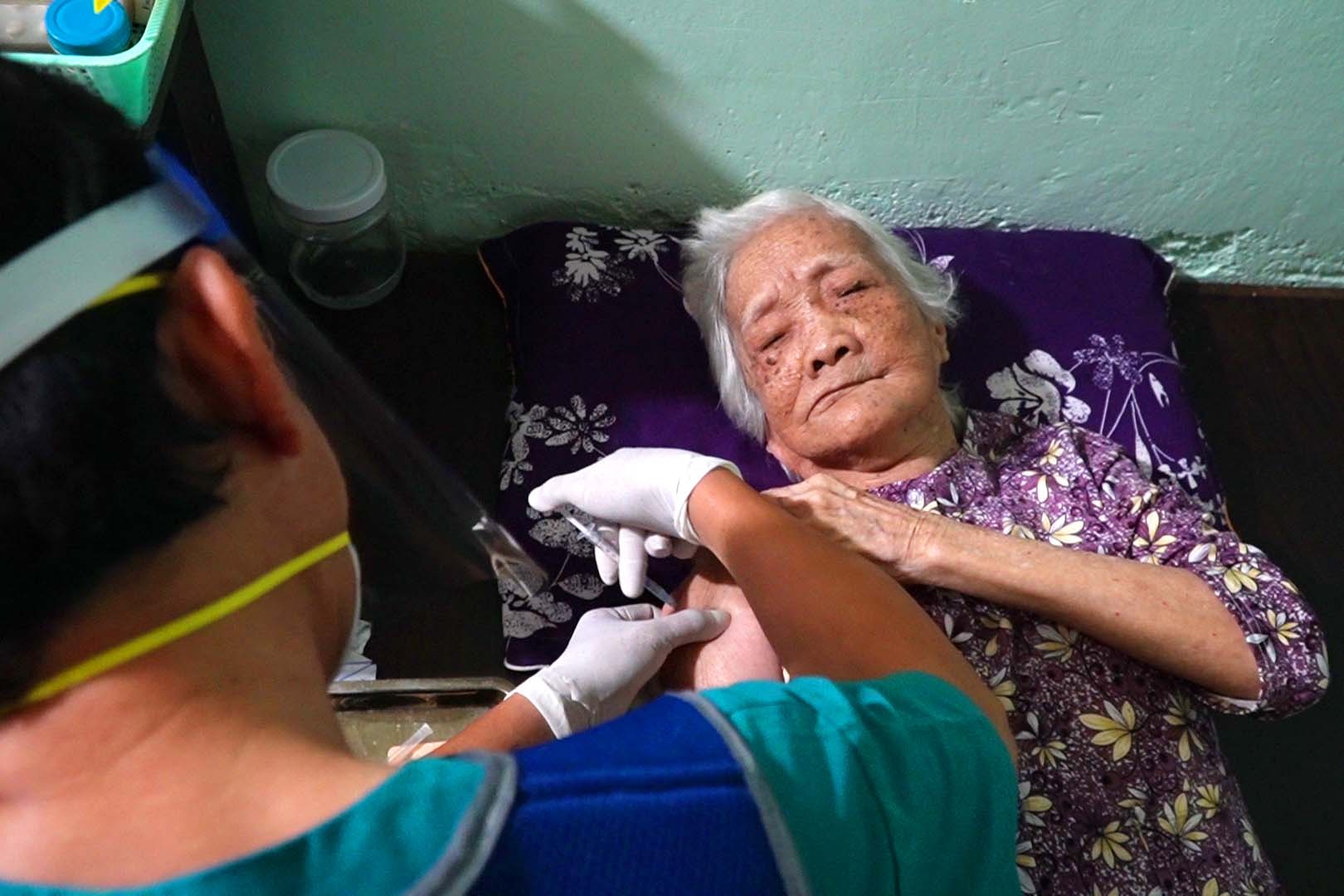 Den tan nha tiem vaccine cho nguoi gia, tham kham thai phu o TP.HCM hinh anh