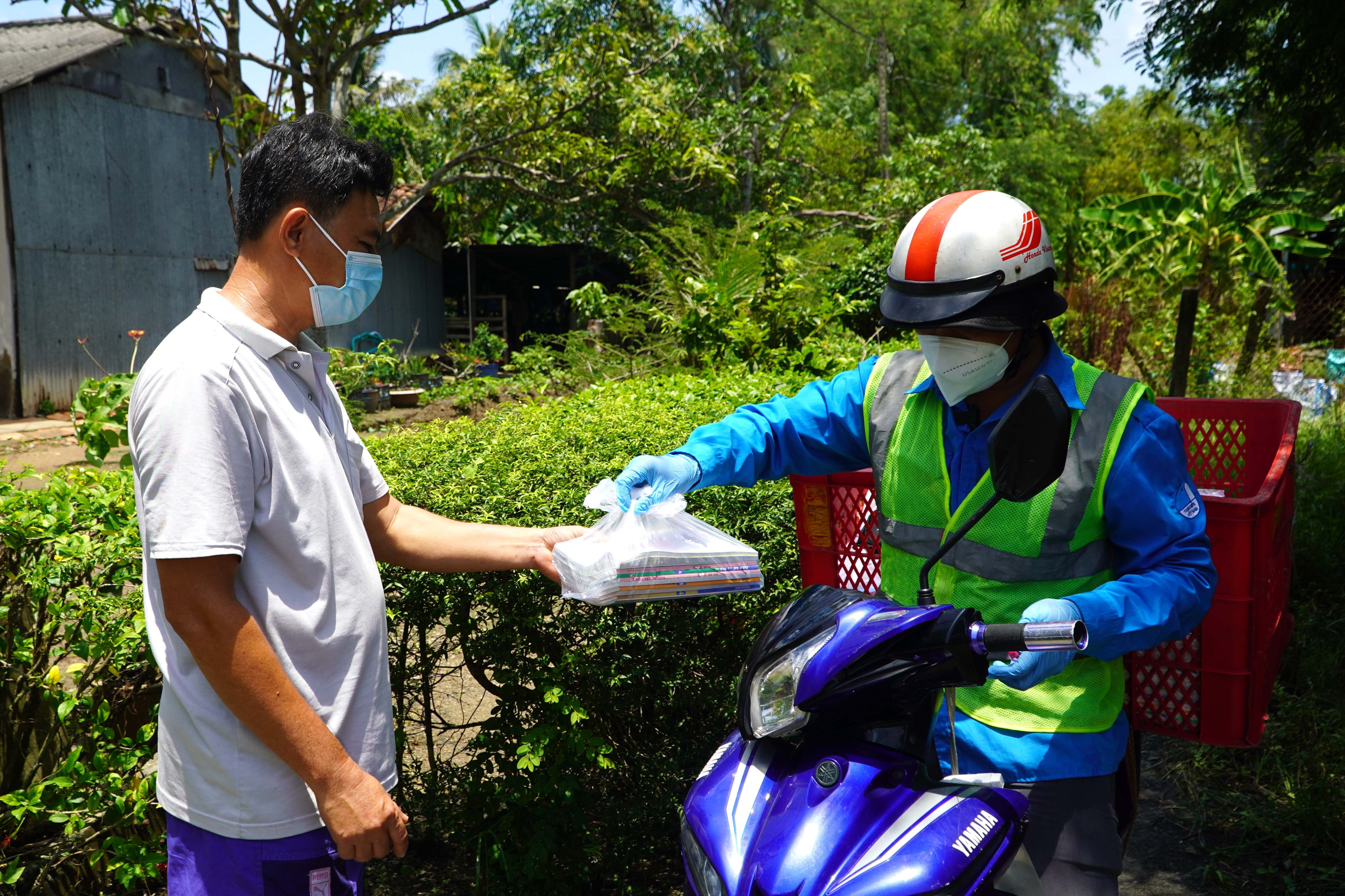 Doi tinh nguyen giao sach giao khoa tan nha hoc sinh o TP.HCM hinh anh