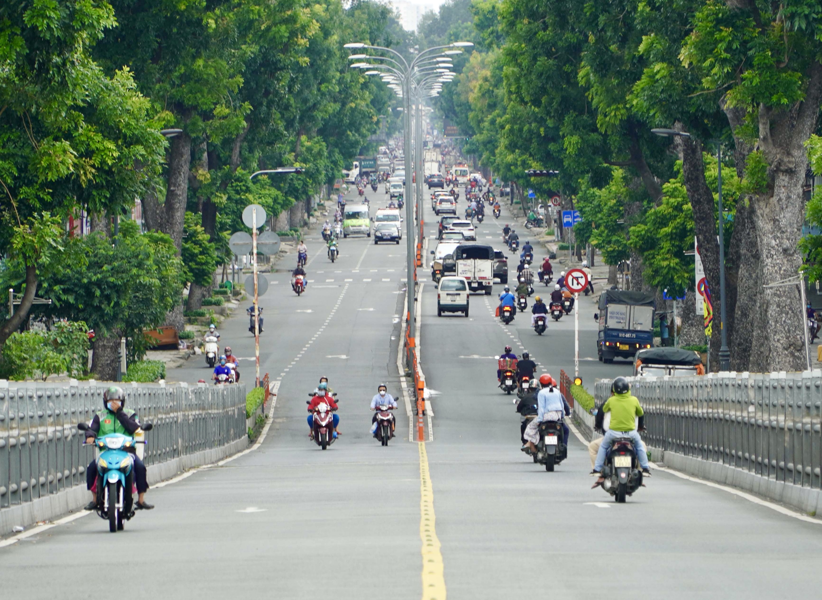 Xe co dong duc ngay dau TP.HCM noi long nhieu hoat dong hinh anh