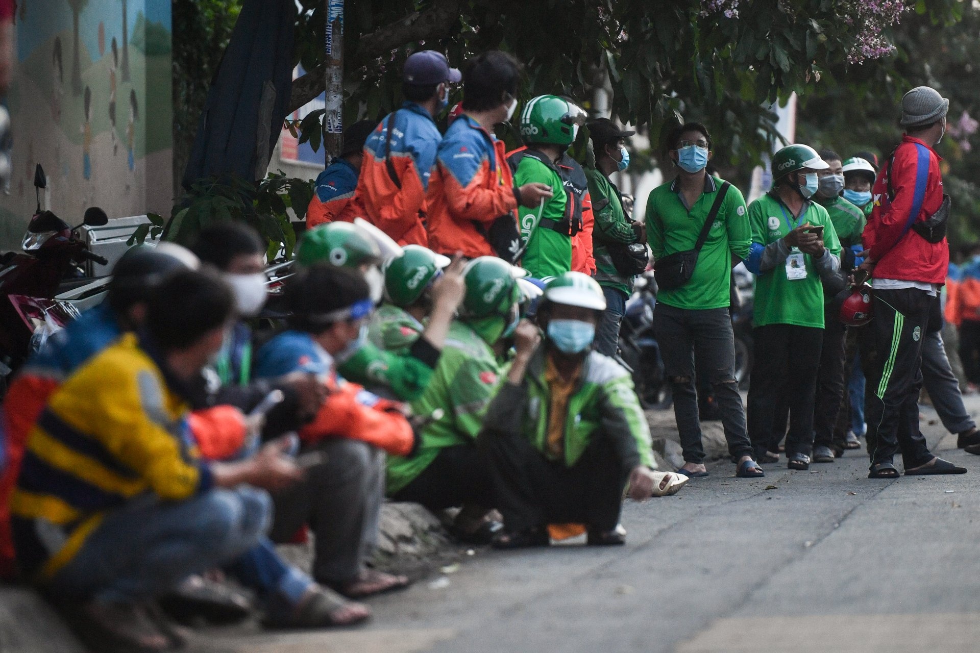 Shipper o TP.HCM xep hang tu 4h sang cho xet nghiem vi lo qua tai hinh anh