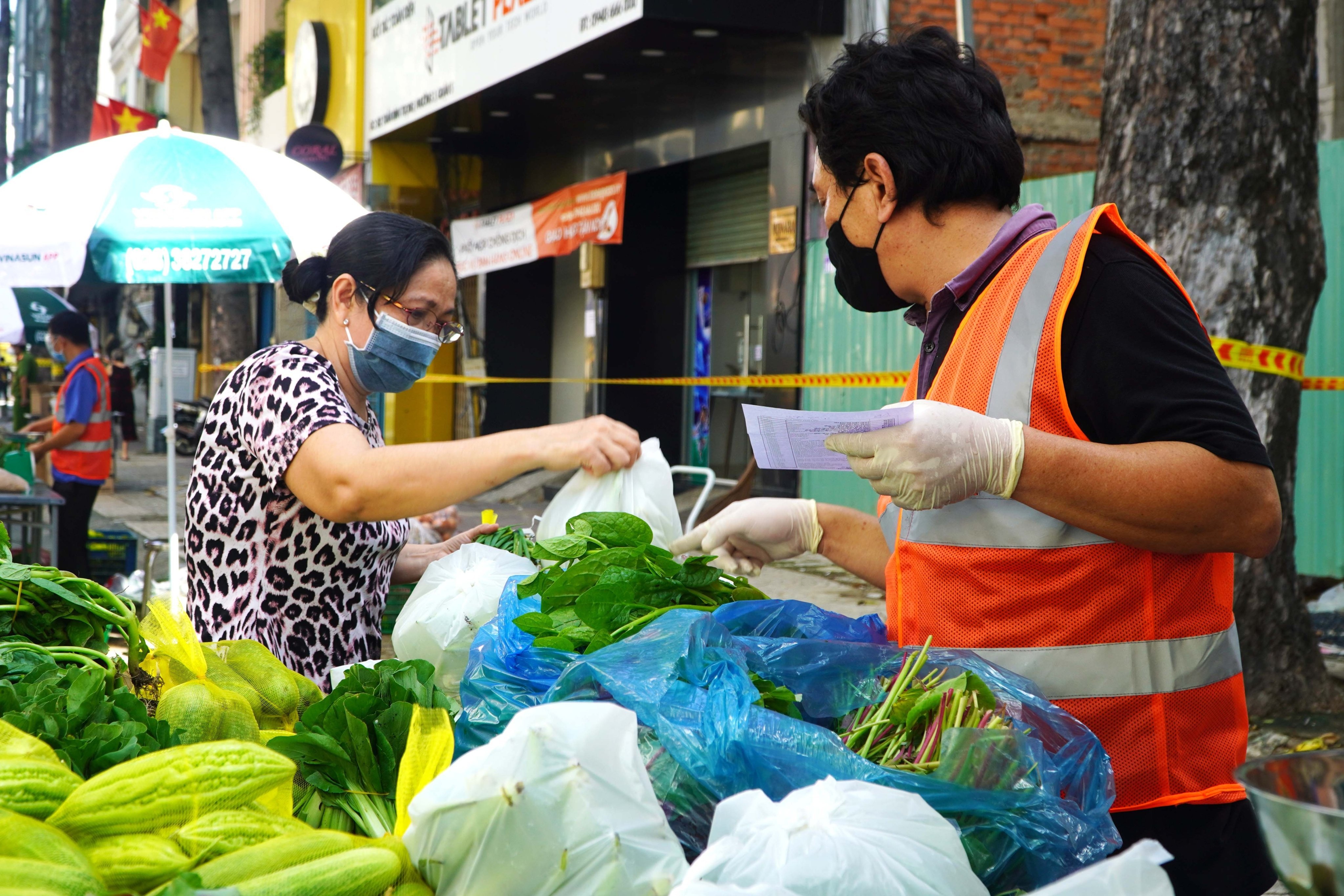 Nguoi dan TP.HCM hao hung di 'cho da chien' hinh anh