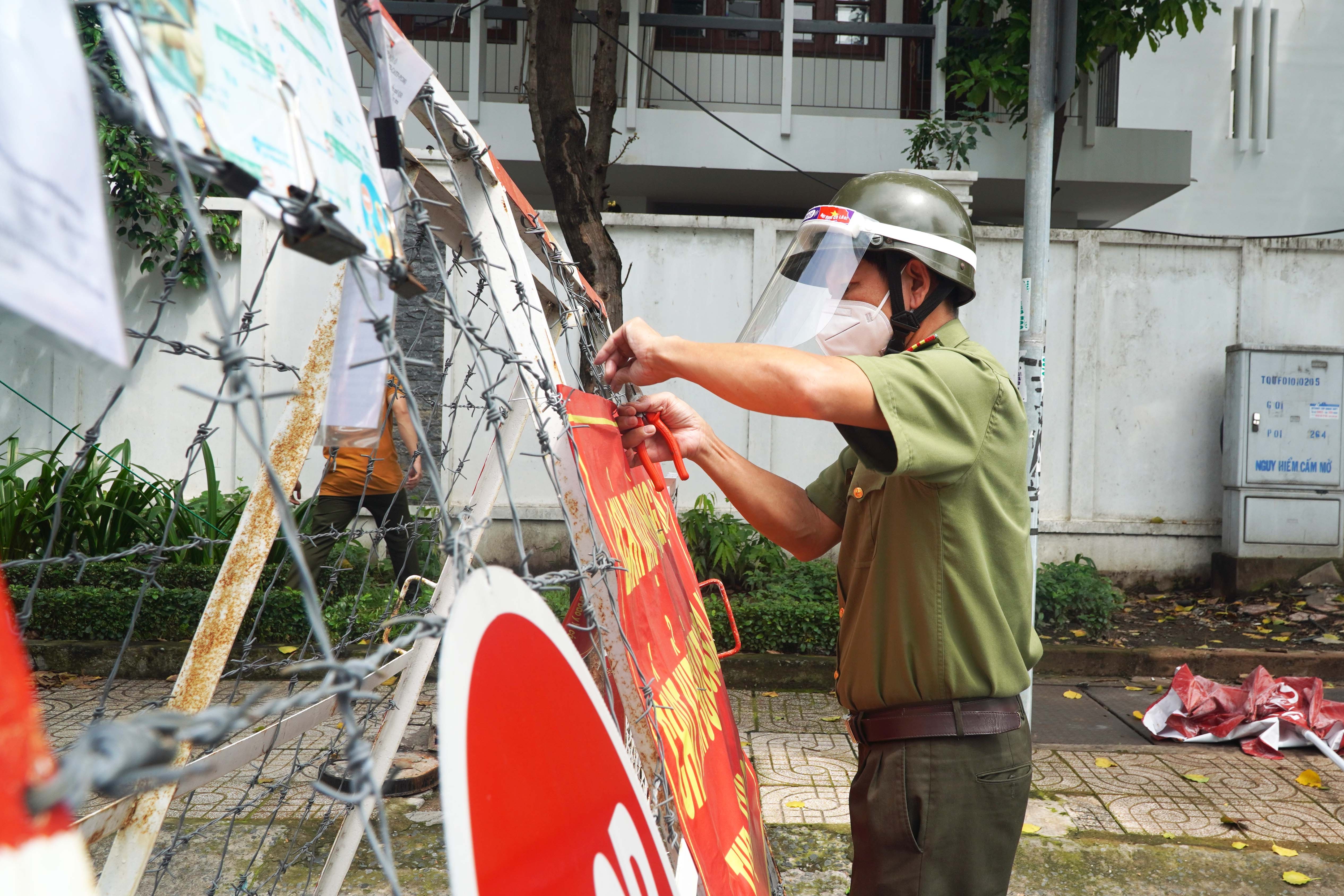 Cong an thao chot chan, tuan tra truoc ngay TP.HCM noi long gian cach hinh anh