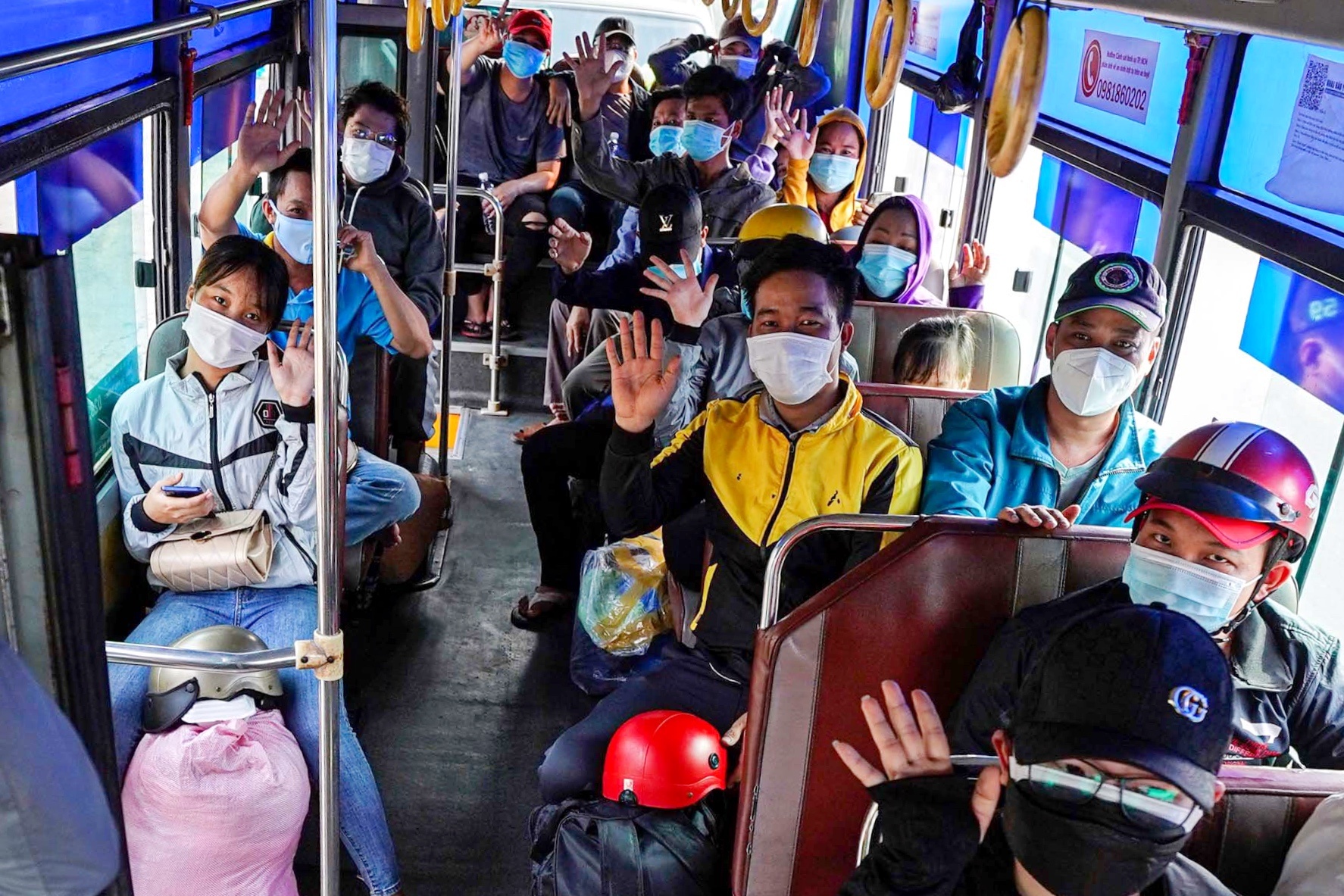 Nguoi mien Tay vui mung len oto ve que sau dem thuc trang hinh anh