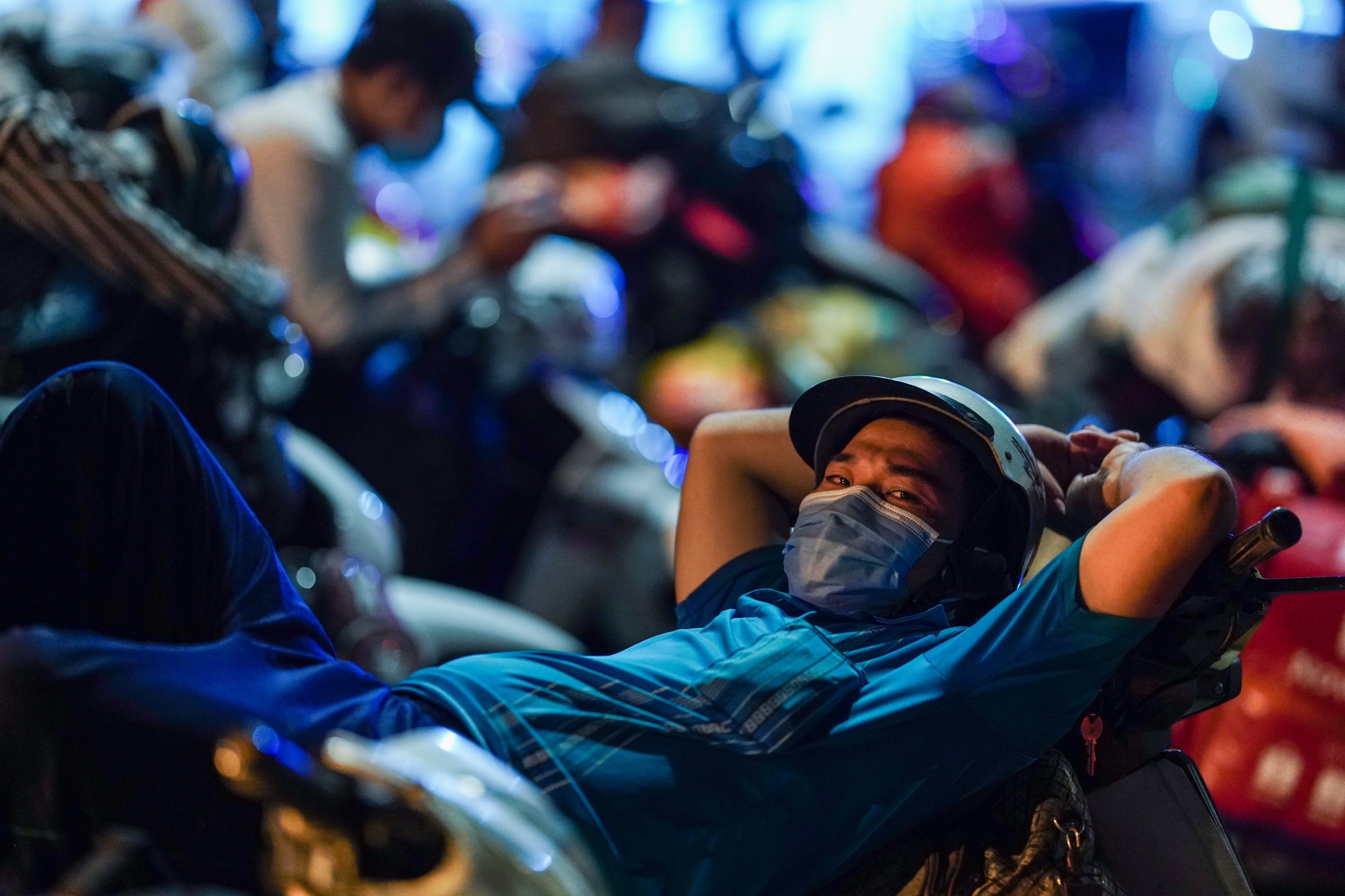 Hang tram nguoi va vat suot dem cho duoc qua chot cua ngo TP.HCM hinh anh