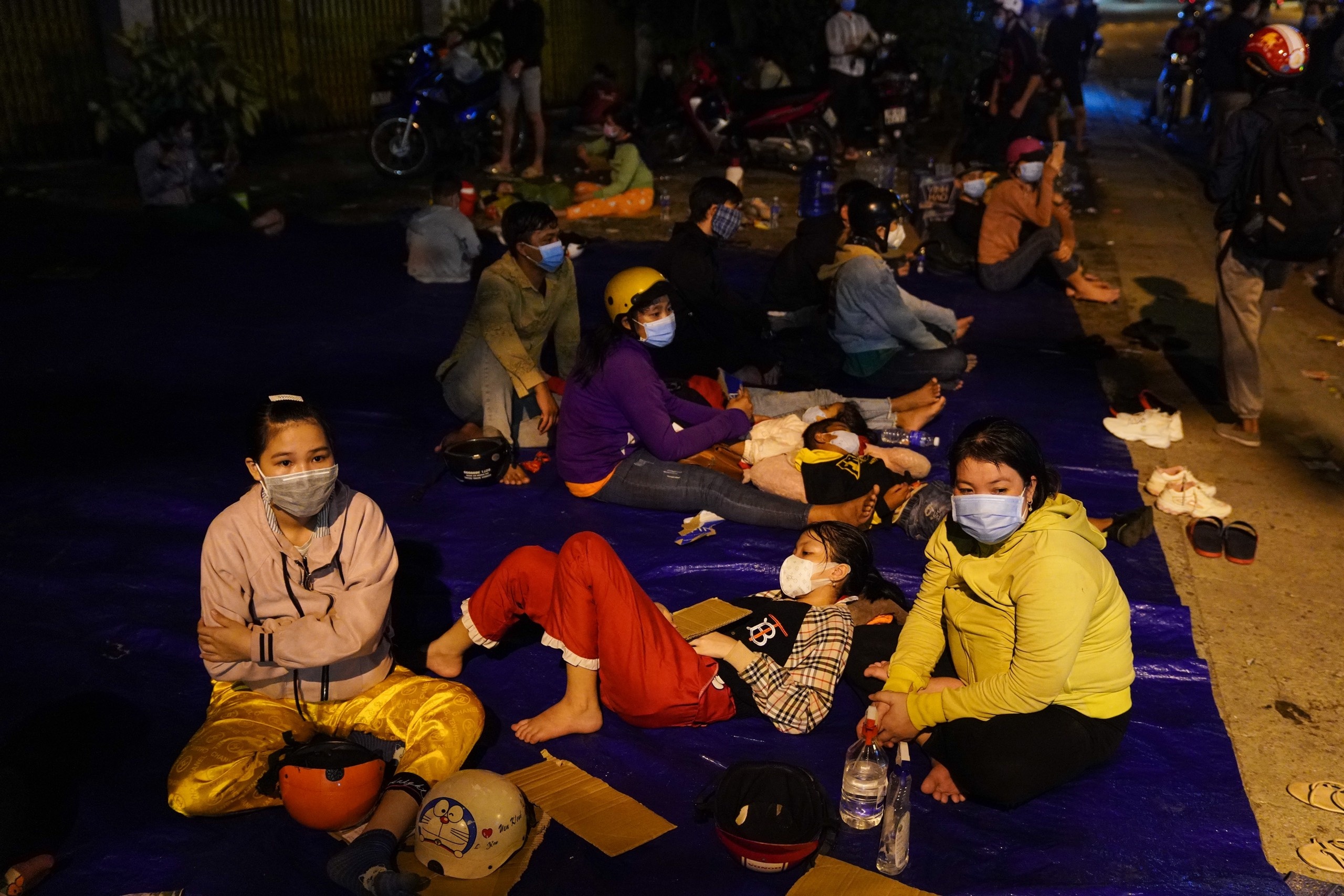 Vật vờ giữa đêm Covid ảnh 3 Vat vo giua dem Covid anh 3