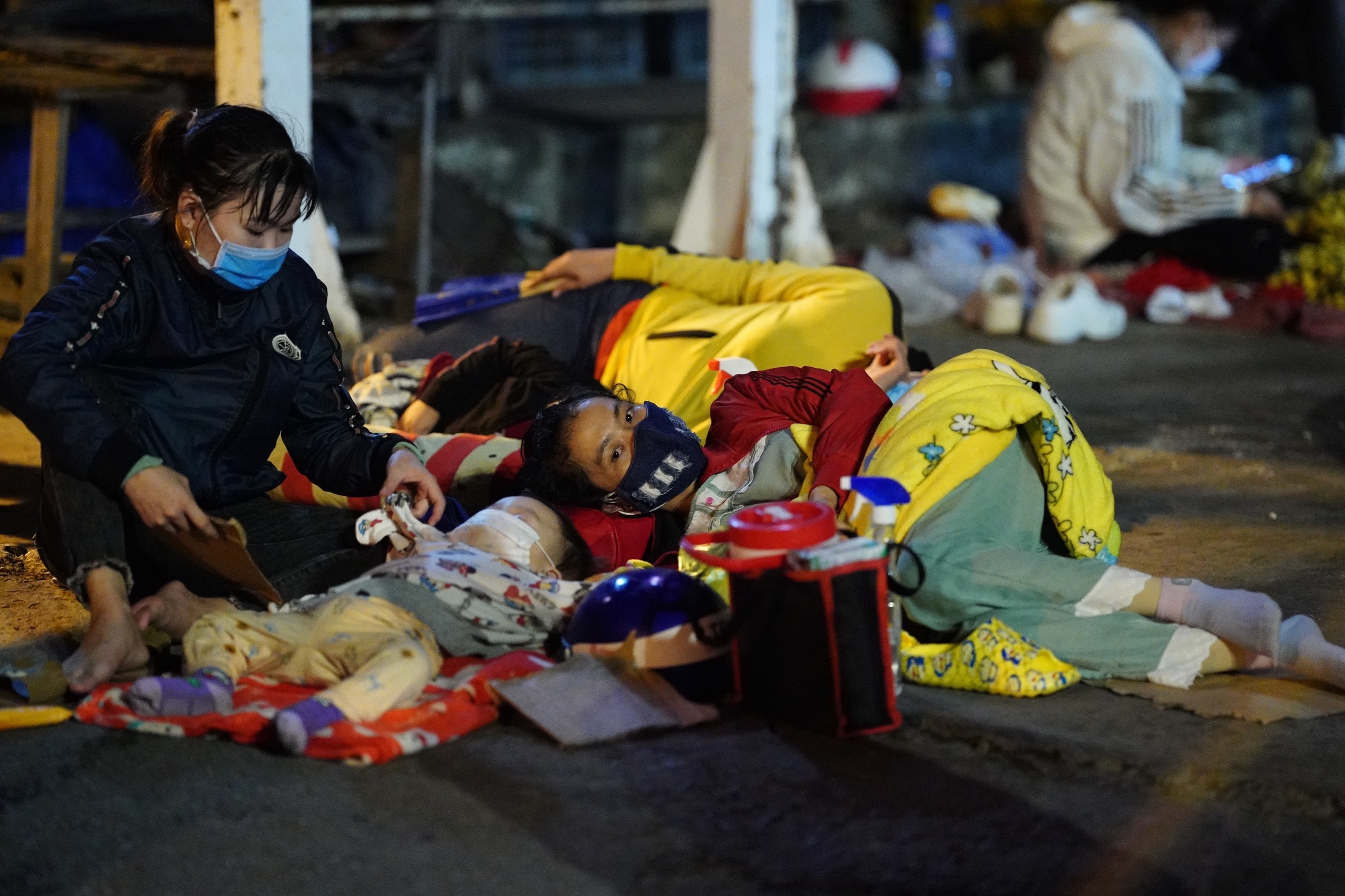 Canh va vat luc 3h sang tai cua ngo mien Tay hinh anh