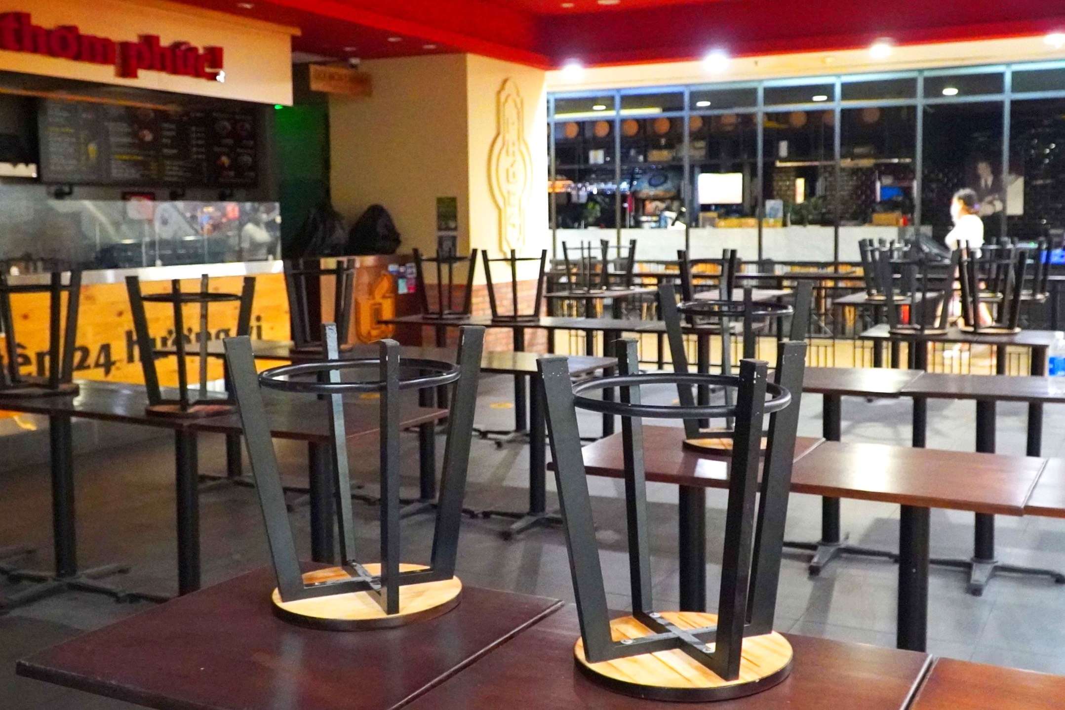 Vincom Dong Khoi vang ve, ban ghe dong bui ngay dau mo cua tro lai hinh anh