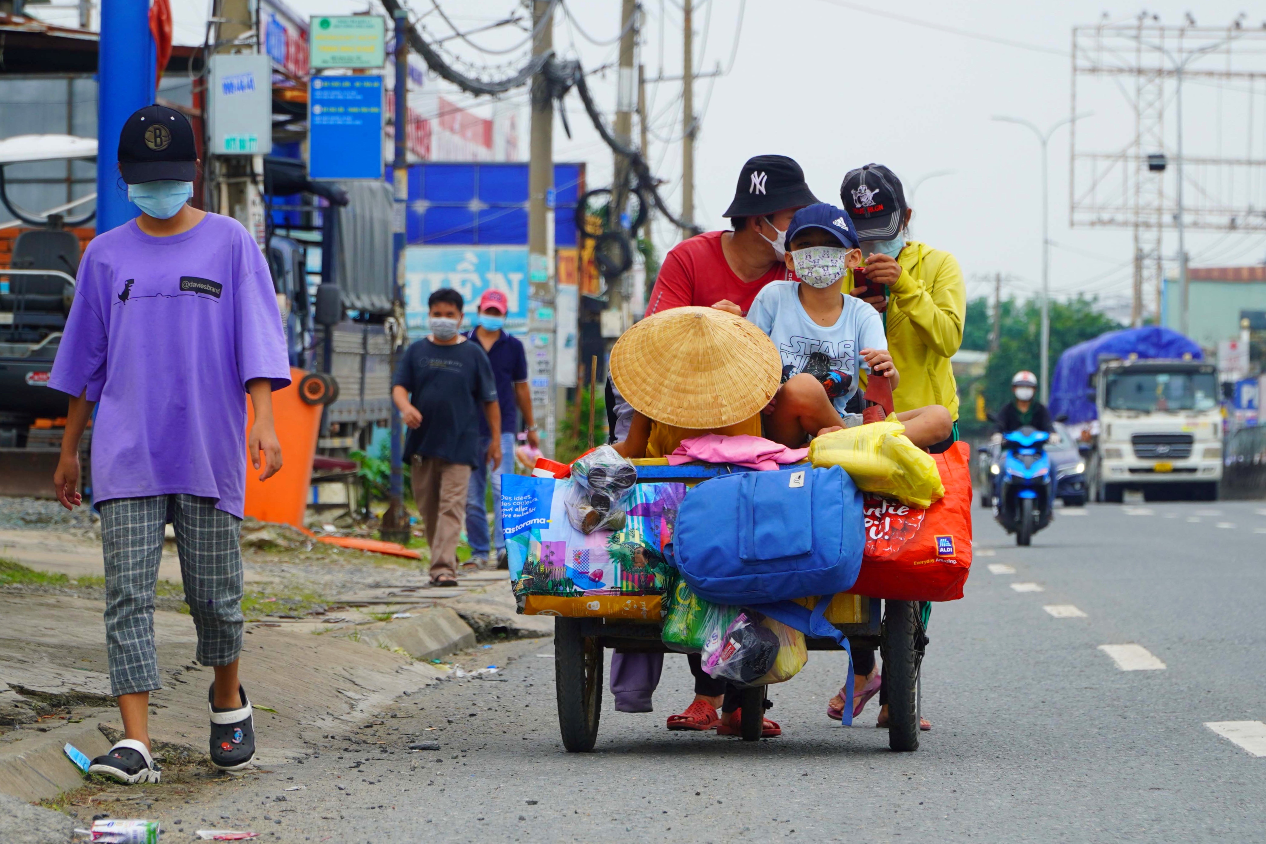 Nhieu nguoi dan di bo tu TP.HCM ve mien Tay hinh anh