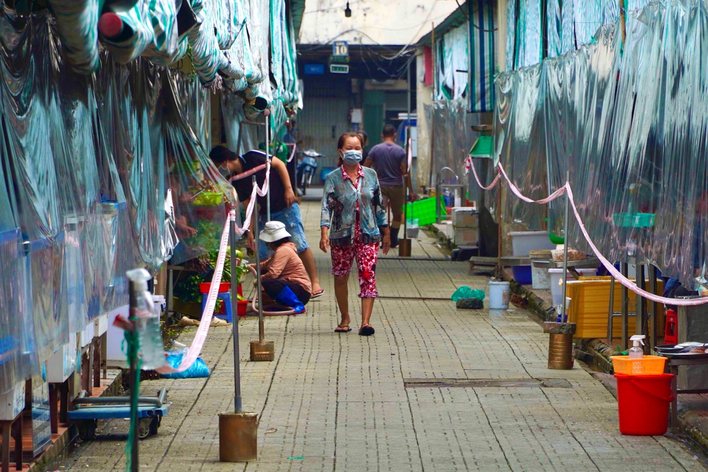 Tieu thuong cho Ben Thanh cang day, lam tam chan giot khi mo ban lai hinh anh