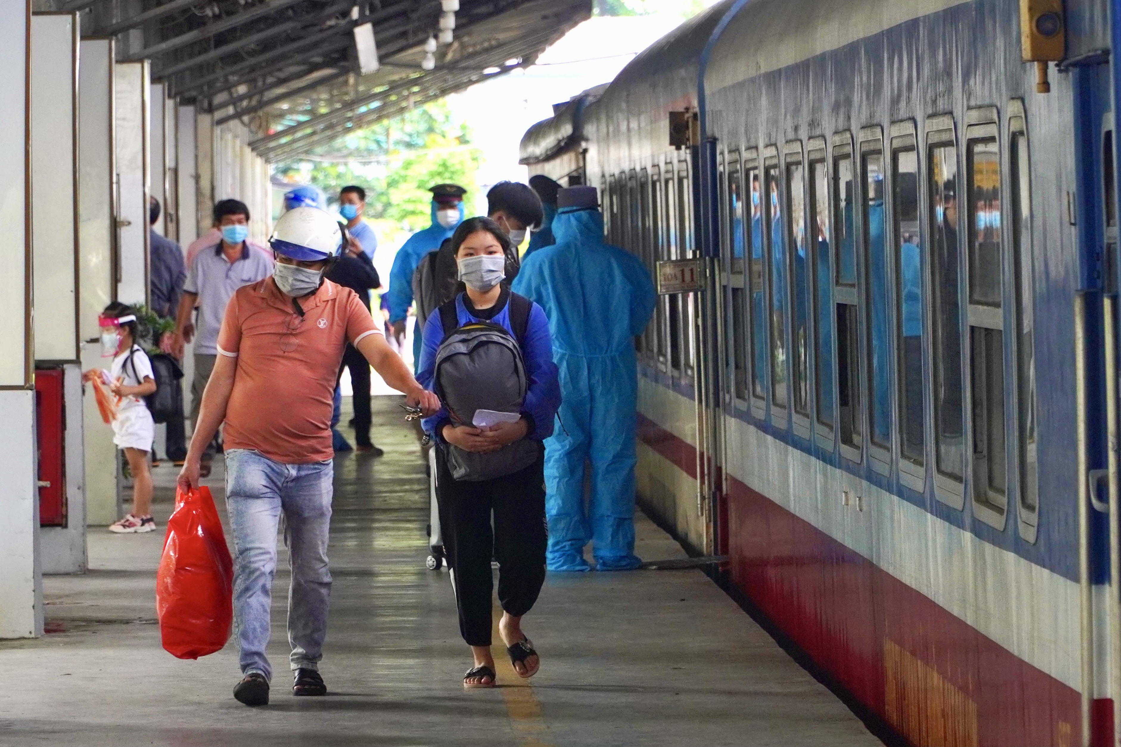 Chuyen tau 0 dong dua nguoi dan Quang Binh roi TP.HCM ve que hinh anh