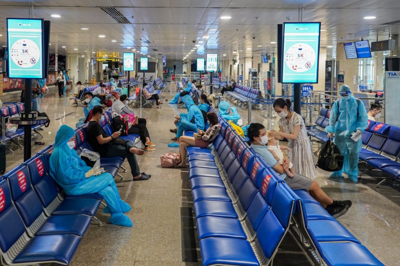 Khach vang khi san bay Tan Son Nhat hoat dong tro lai hinh anh