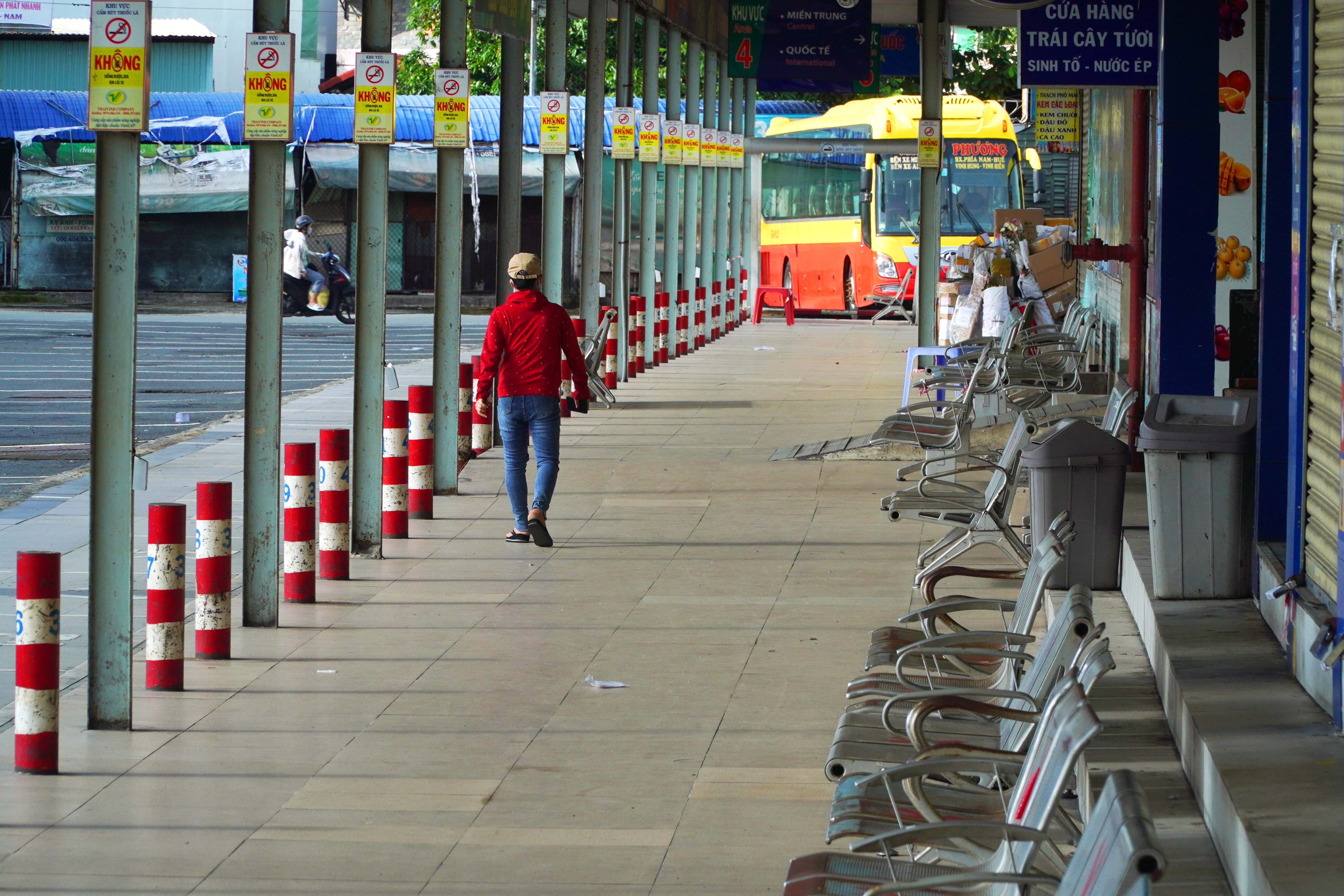 Ben xe Mien Dong vang ve ngay dau hoat dong tro lai hinh anh