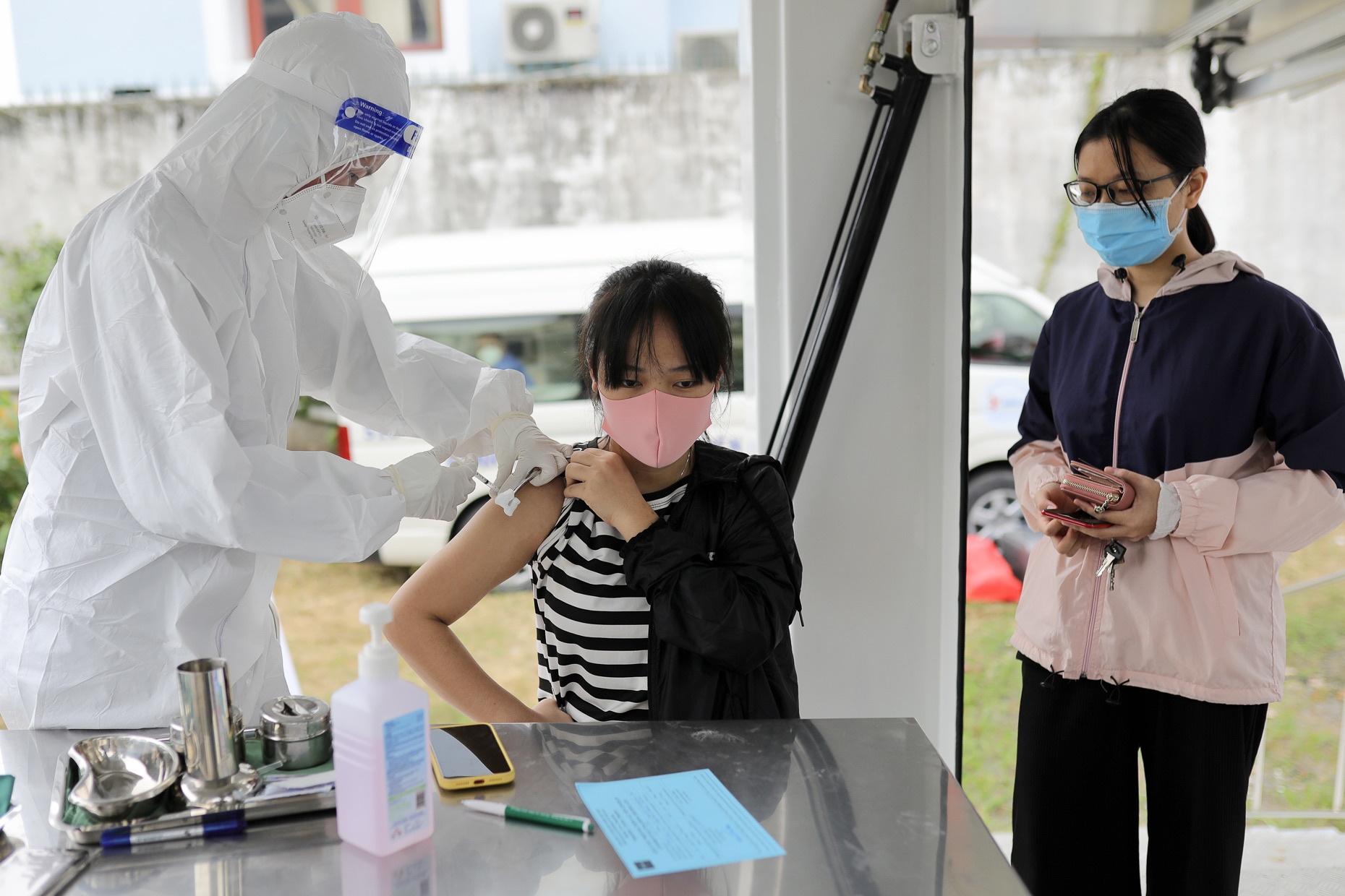 Di tu Tien Giang len TP.HCM de duoc tiem vaccine Sputnik V hinh anh