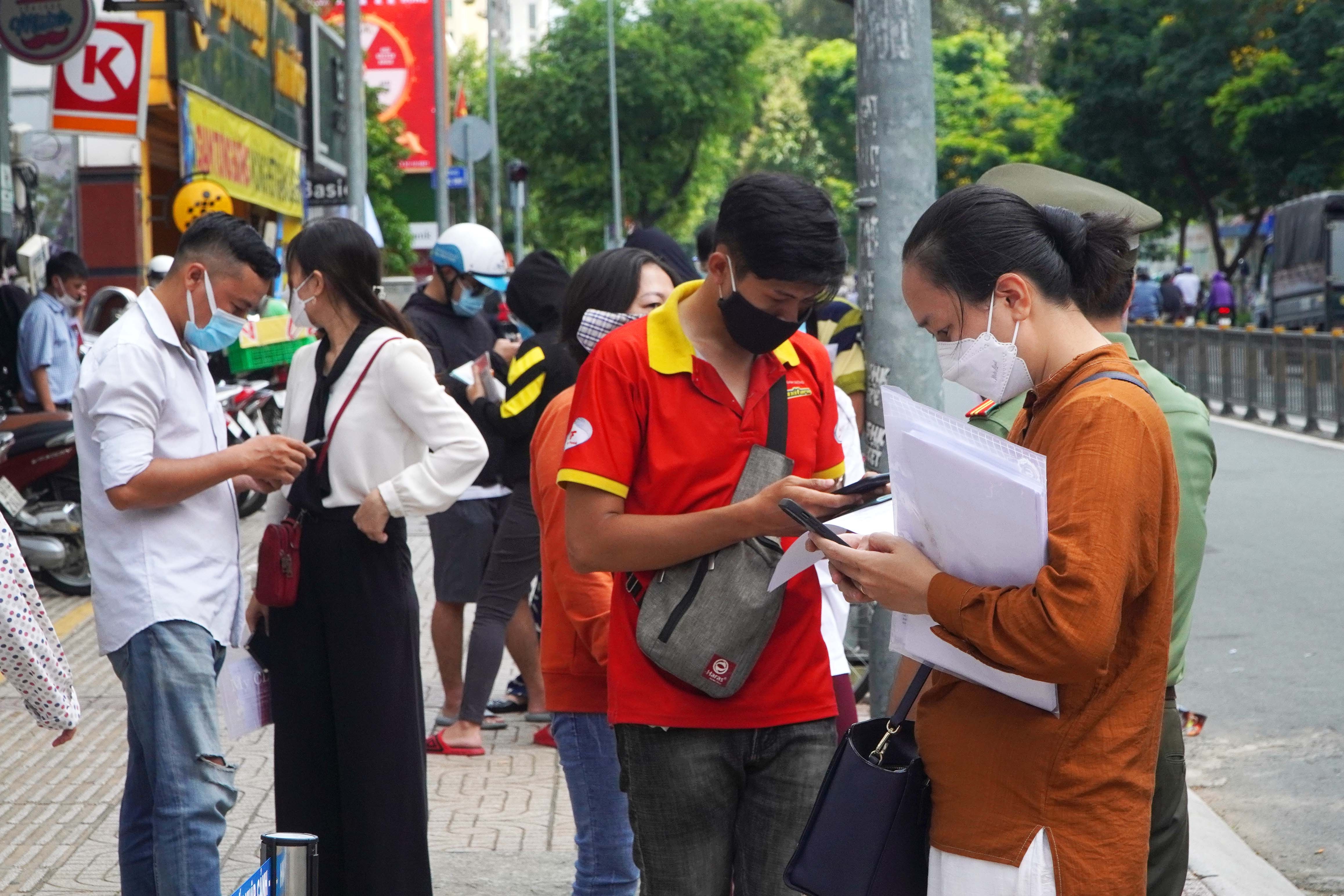 Xep hang cho lam ho chieu sau khi TP.HCM noi long gian cach hinh anh