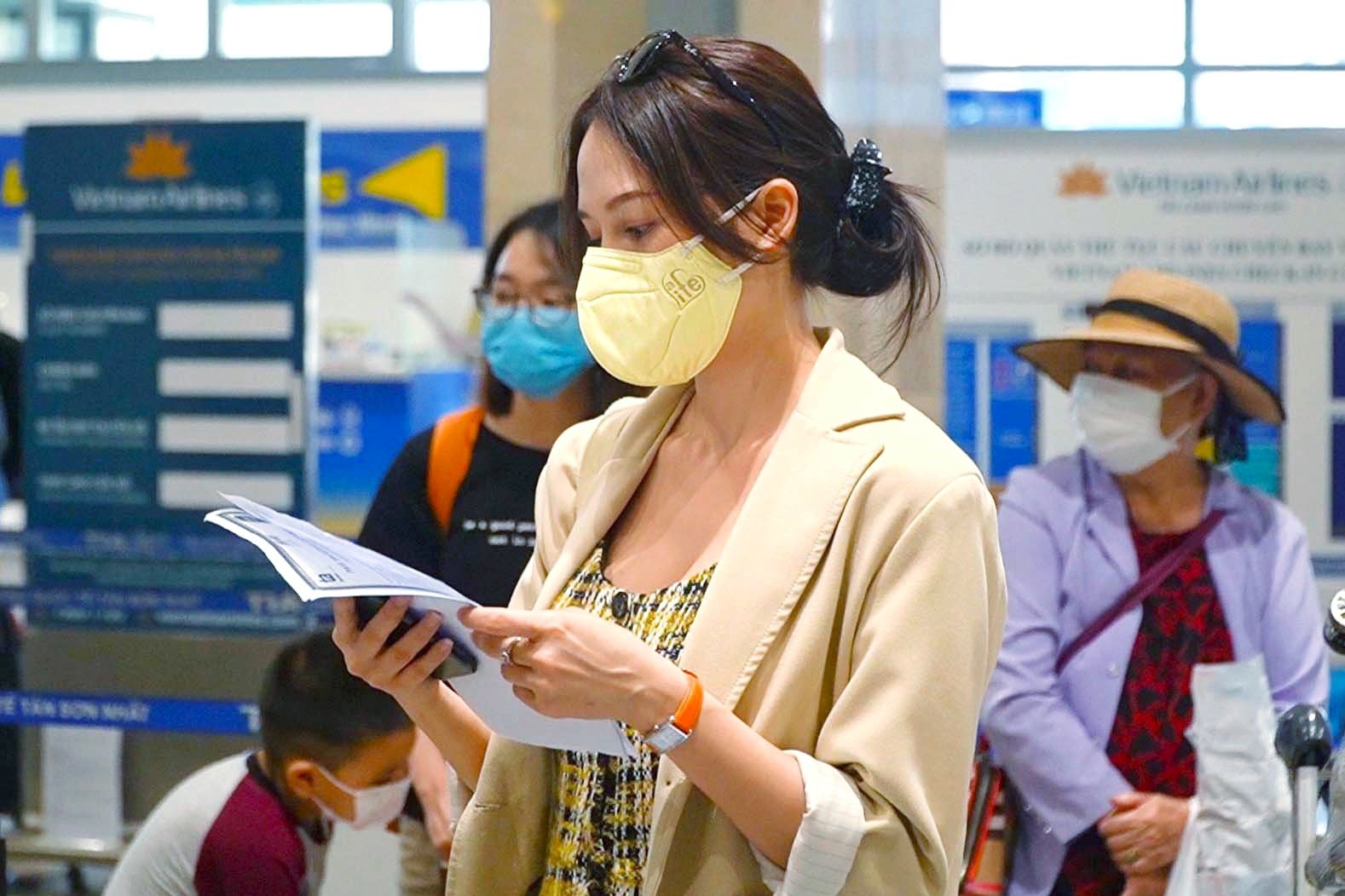 Hanh khach dien ban cam ket truoc khi len may bay o Tan Son Nhat hinh anh